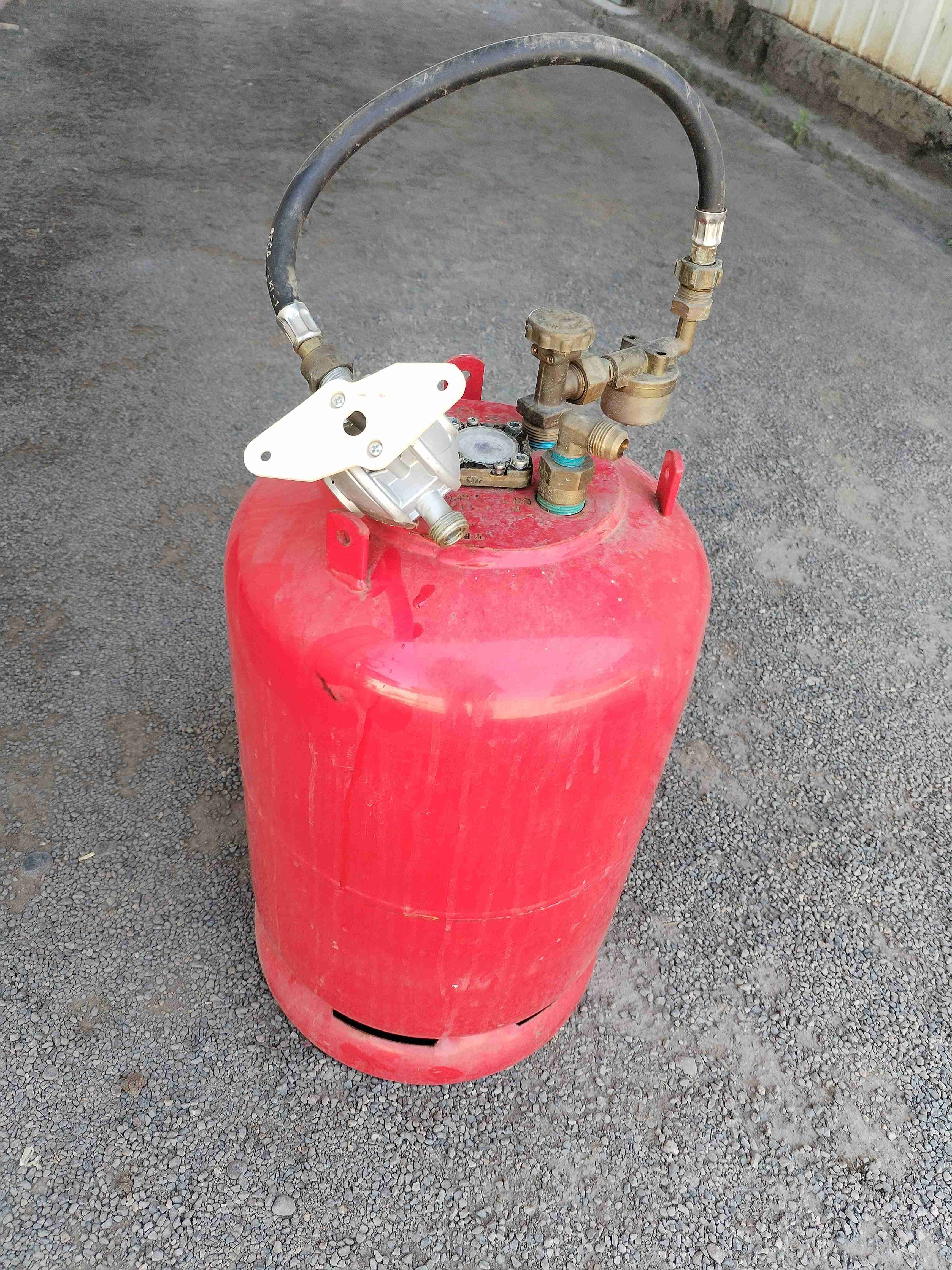 Balón de gas rojo usado - miniatura 1