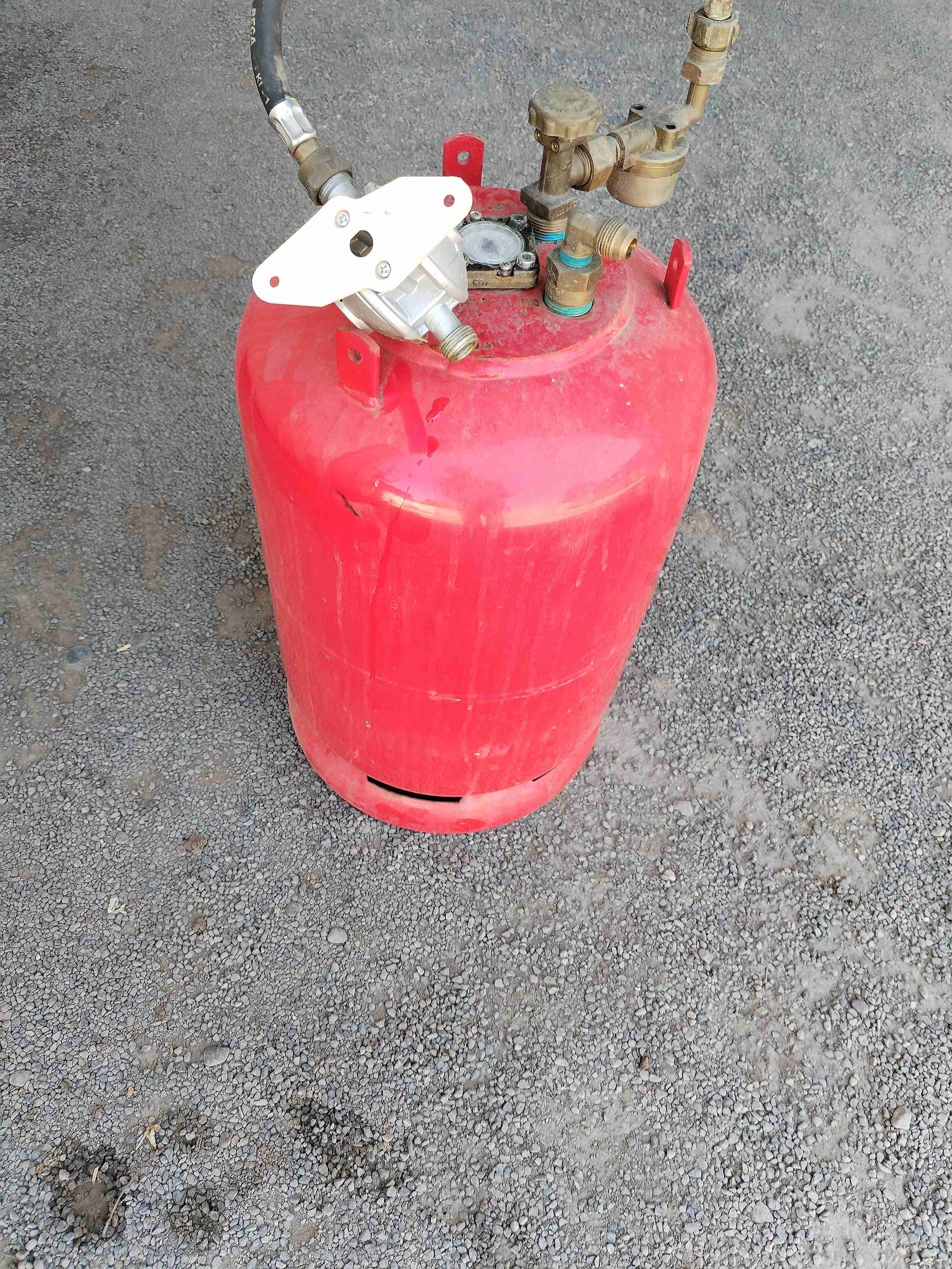 Balón de gas rojo usado - miniatura 2