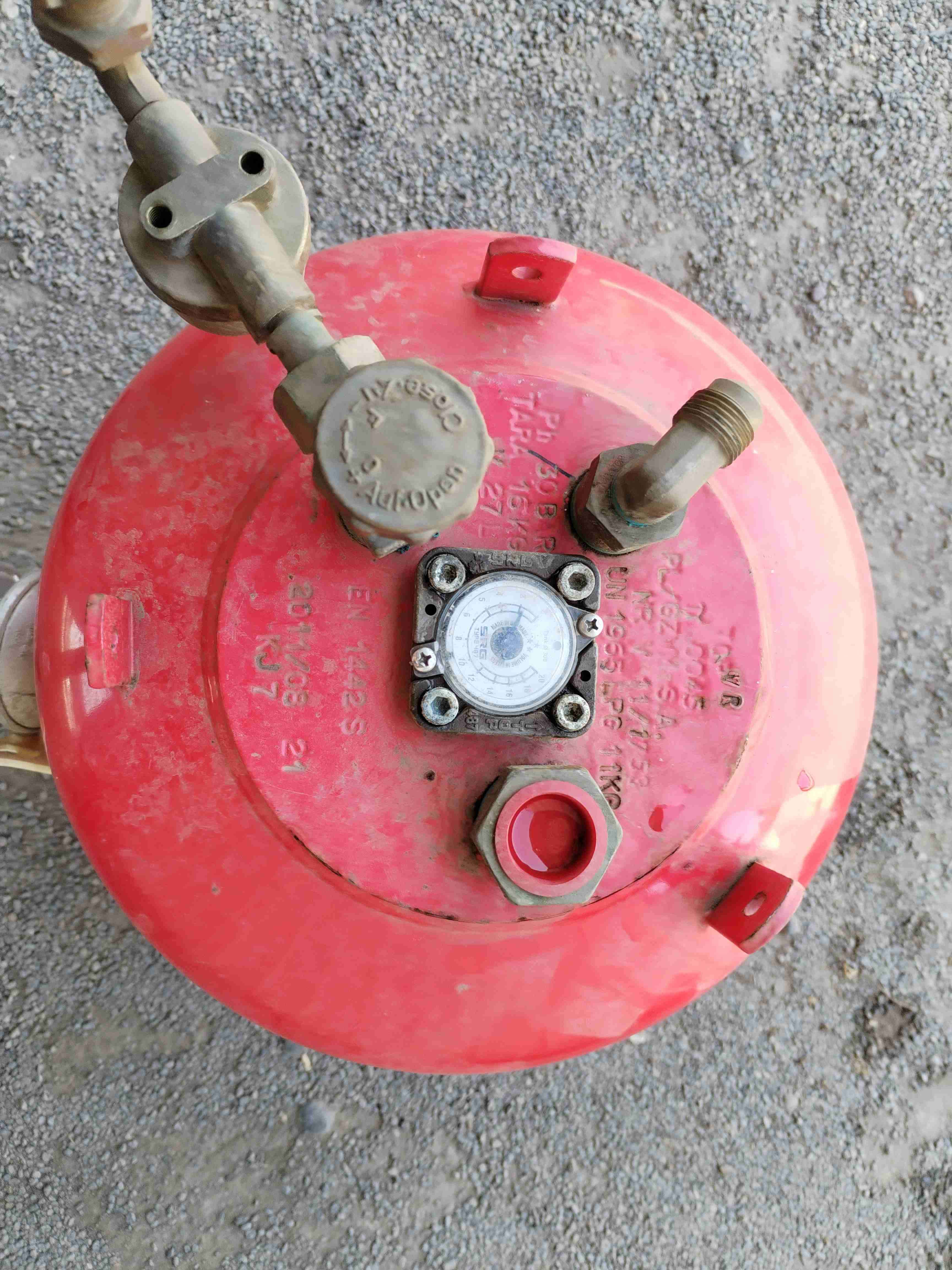 Balón de gas rojo usado - miniatura 3