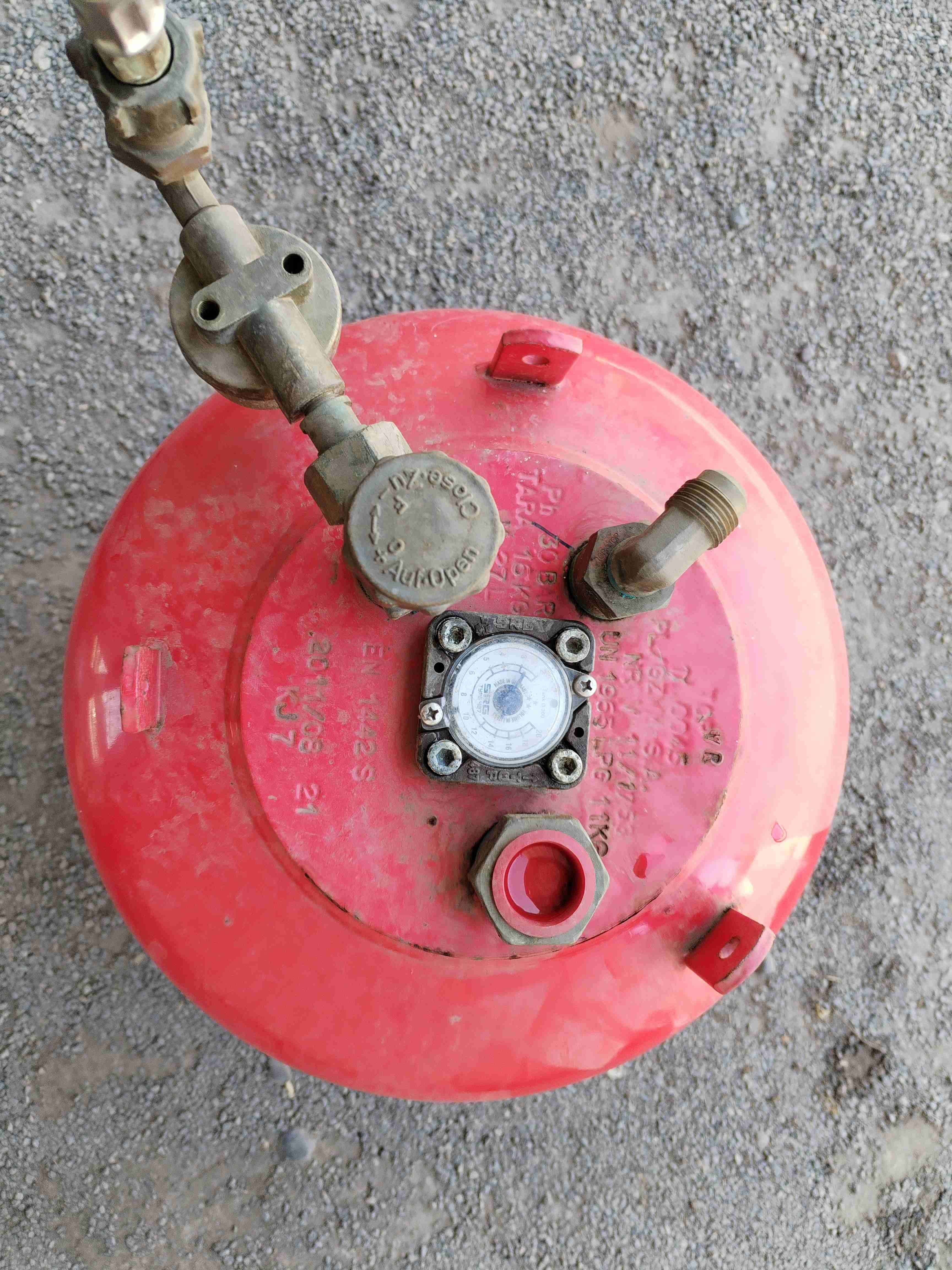 Balón de gas rojo usado - miniatura 4