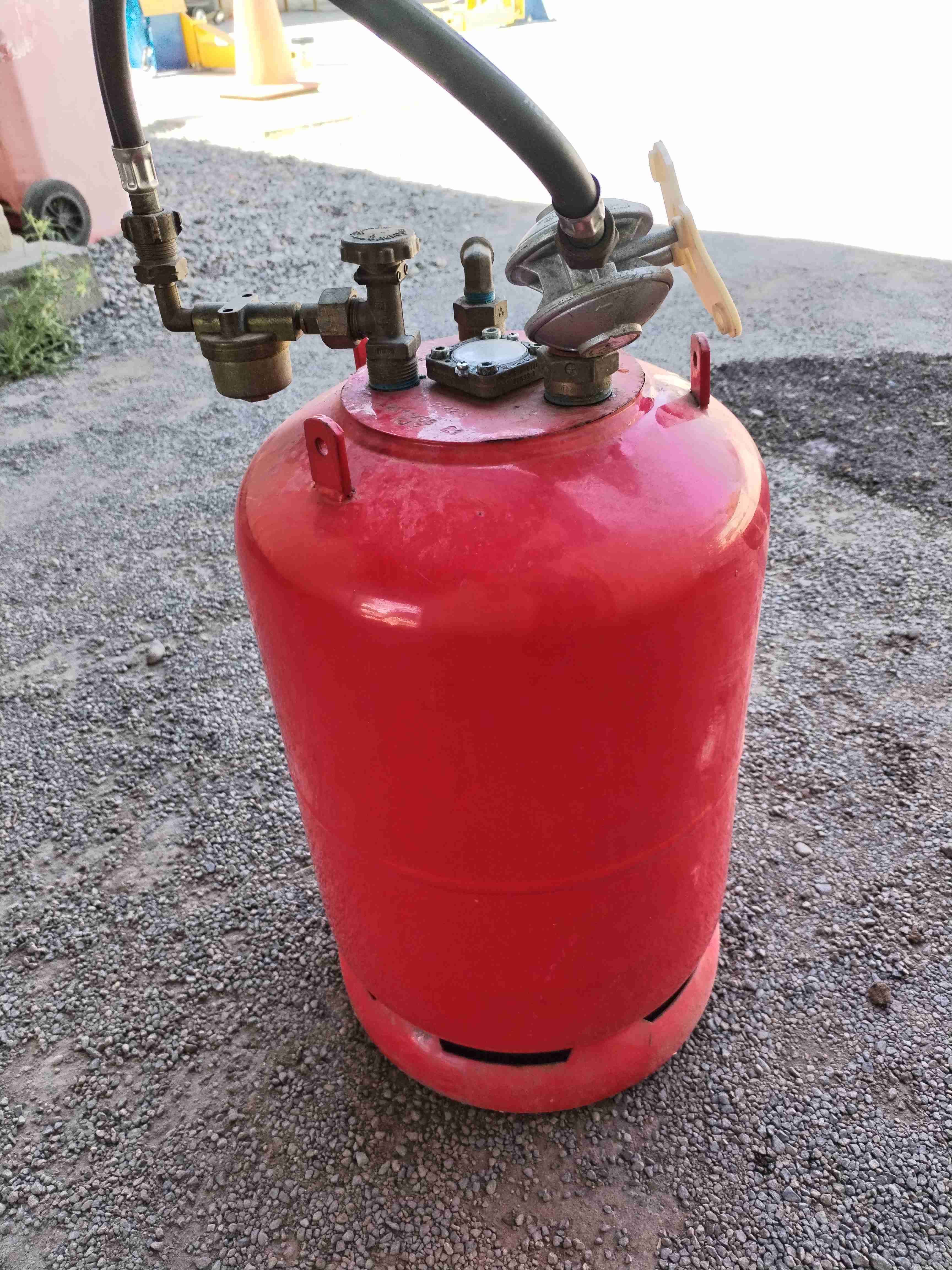 Balón de gas rojo usado - miniatura 5