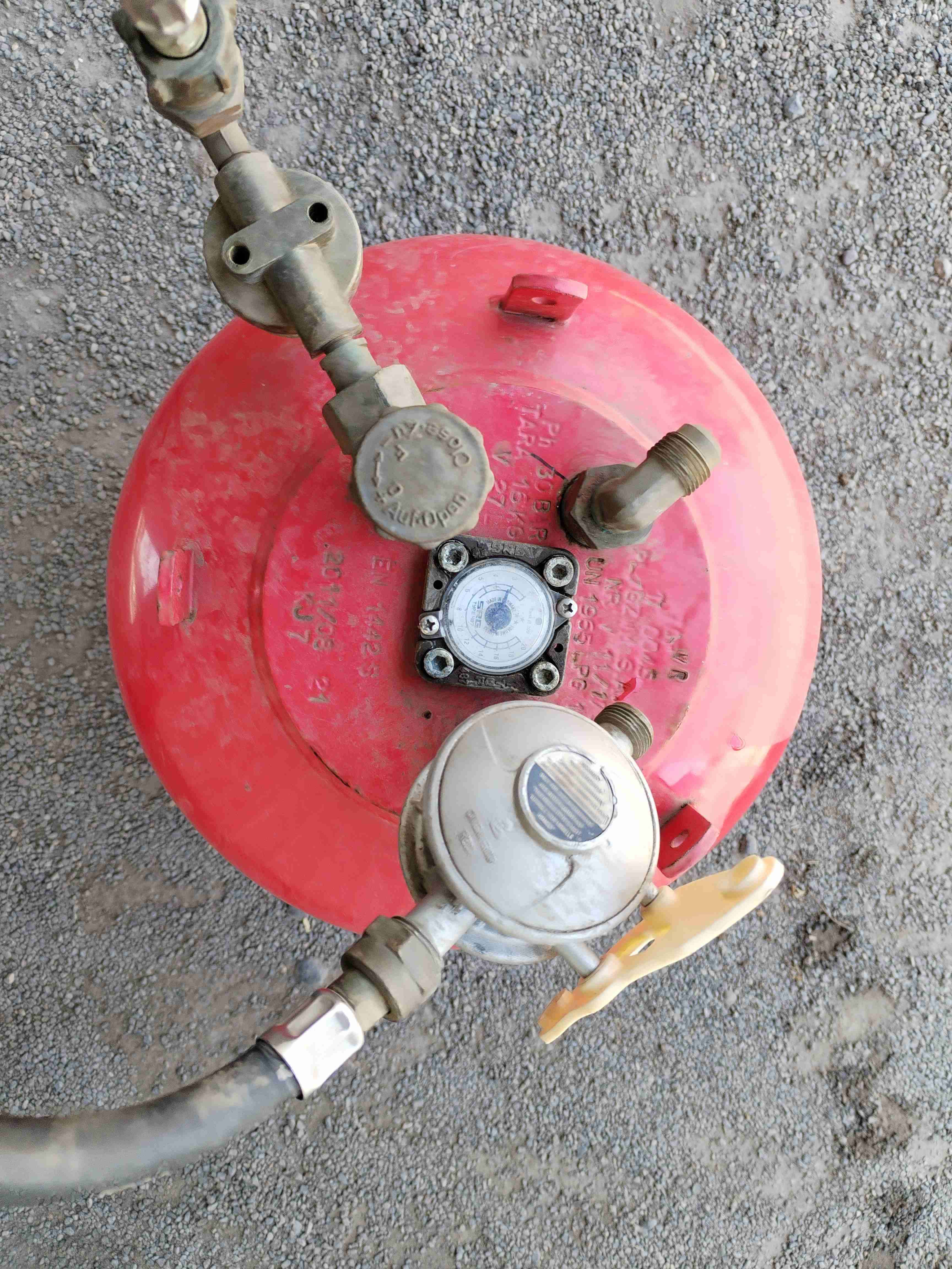 Balón de gas rojo usado - miniatura 6