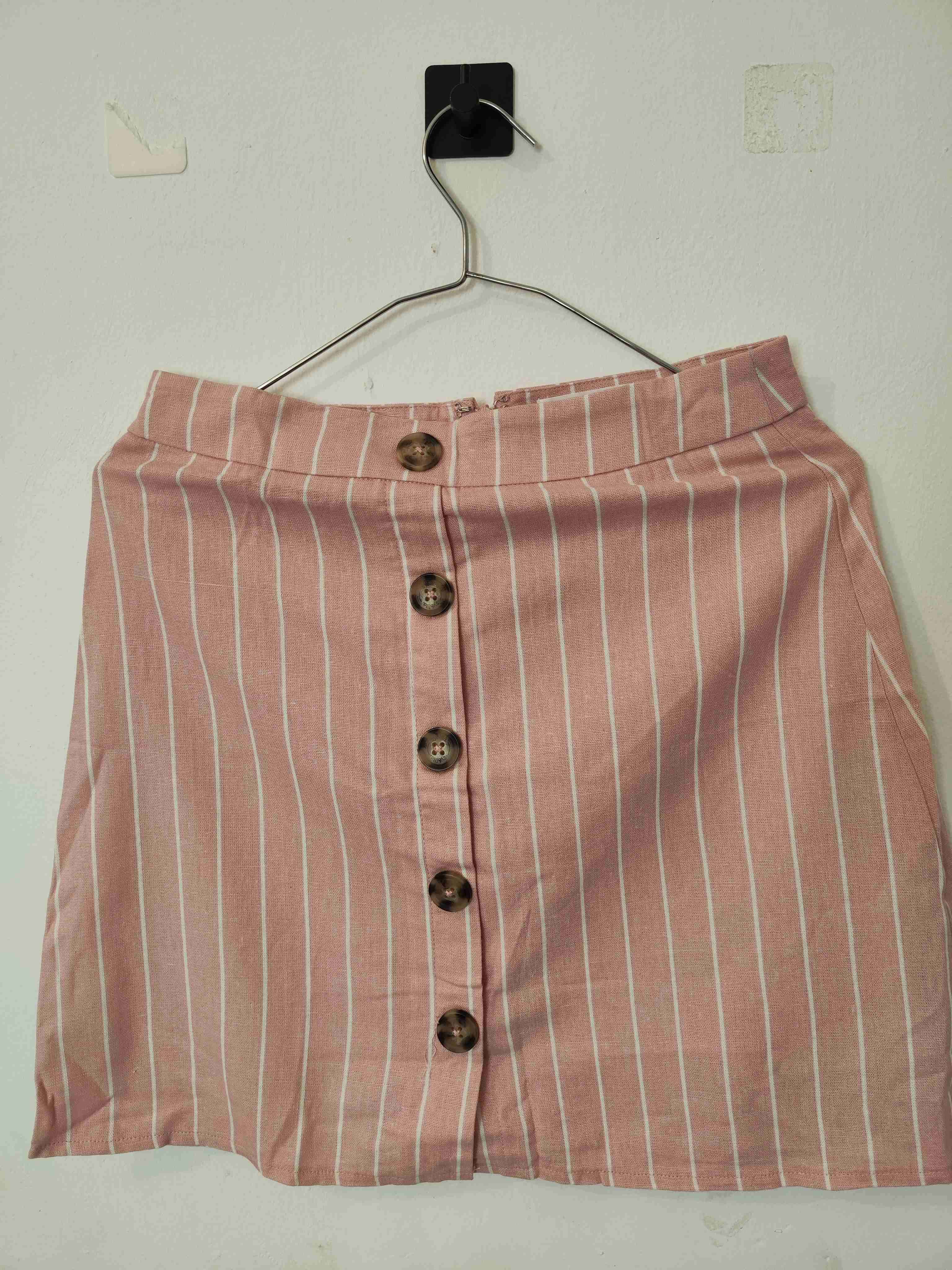 Falda rosa rayada con botones