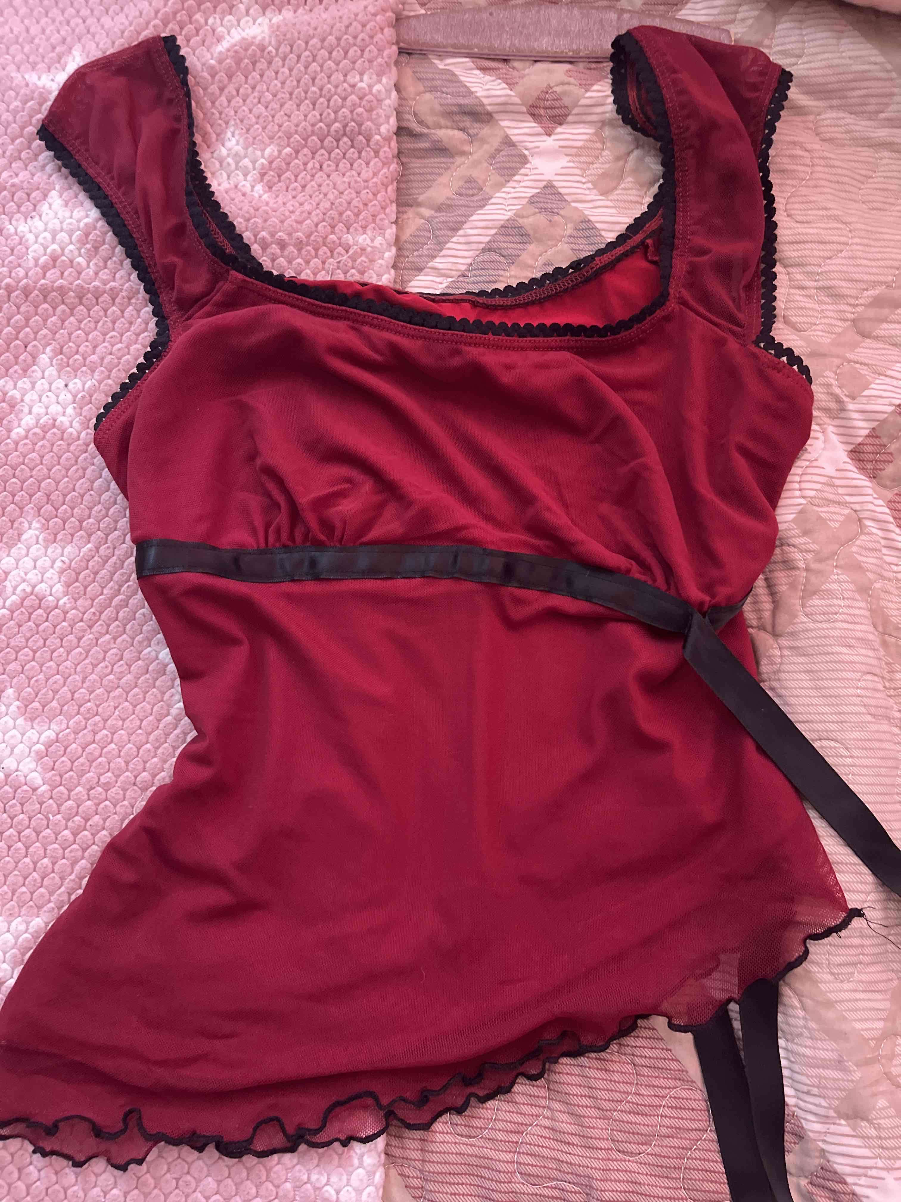 Blusa roja con encaje