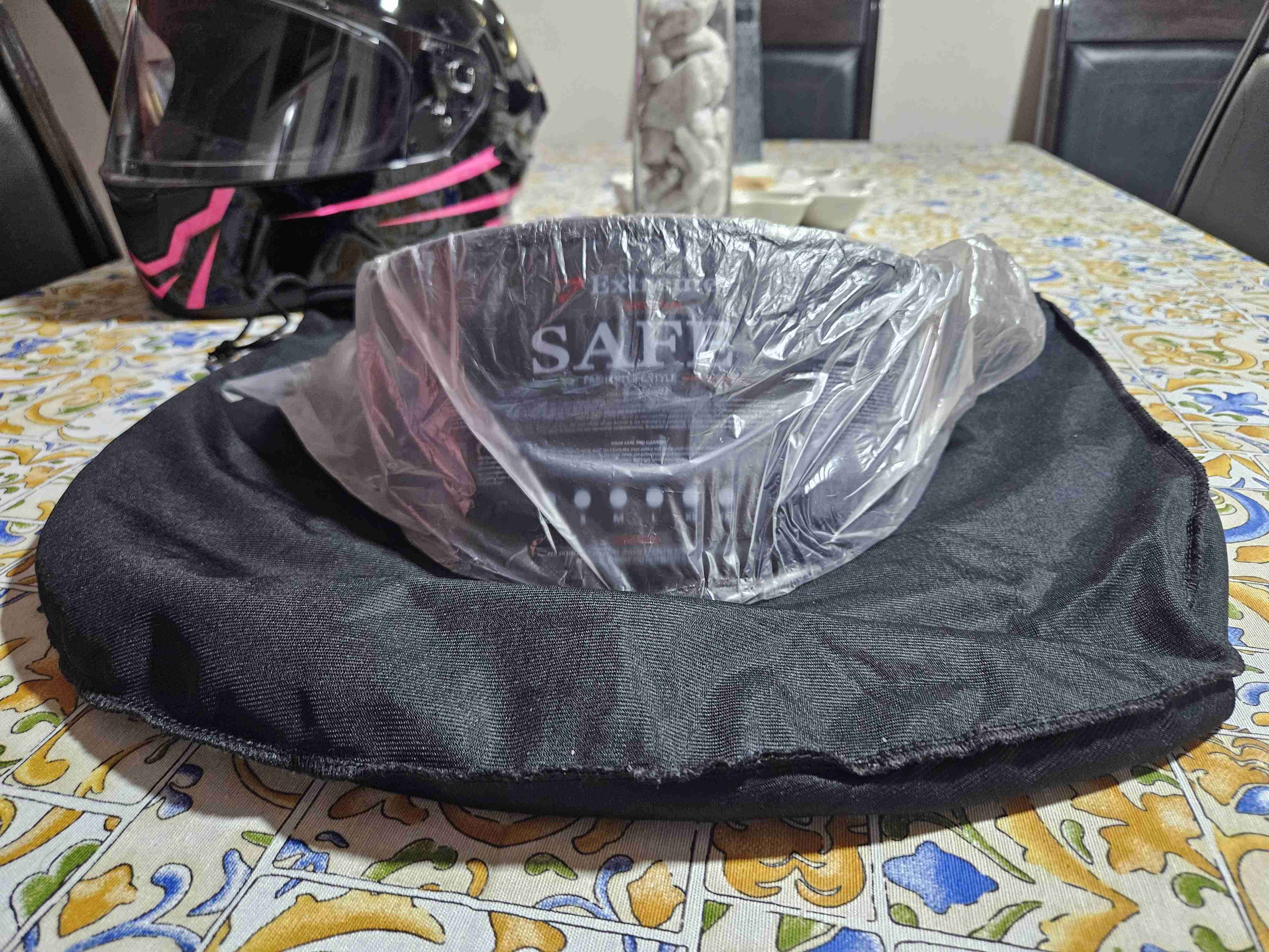 Casco de moto negro y rosa - miniatura 3