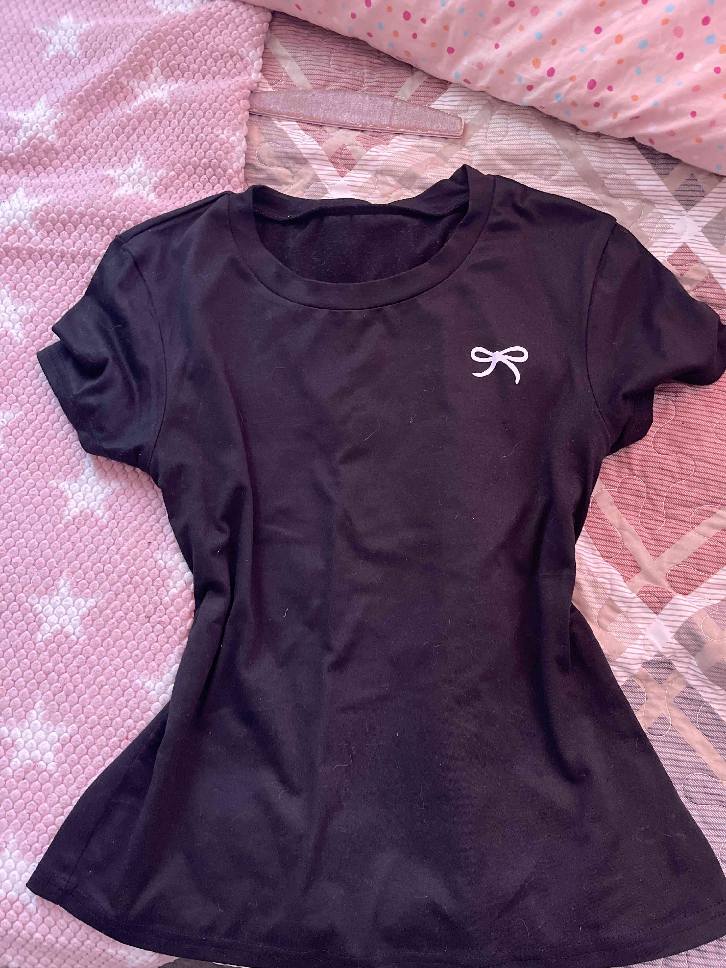 Polera negra con diseño de lazo