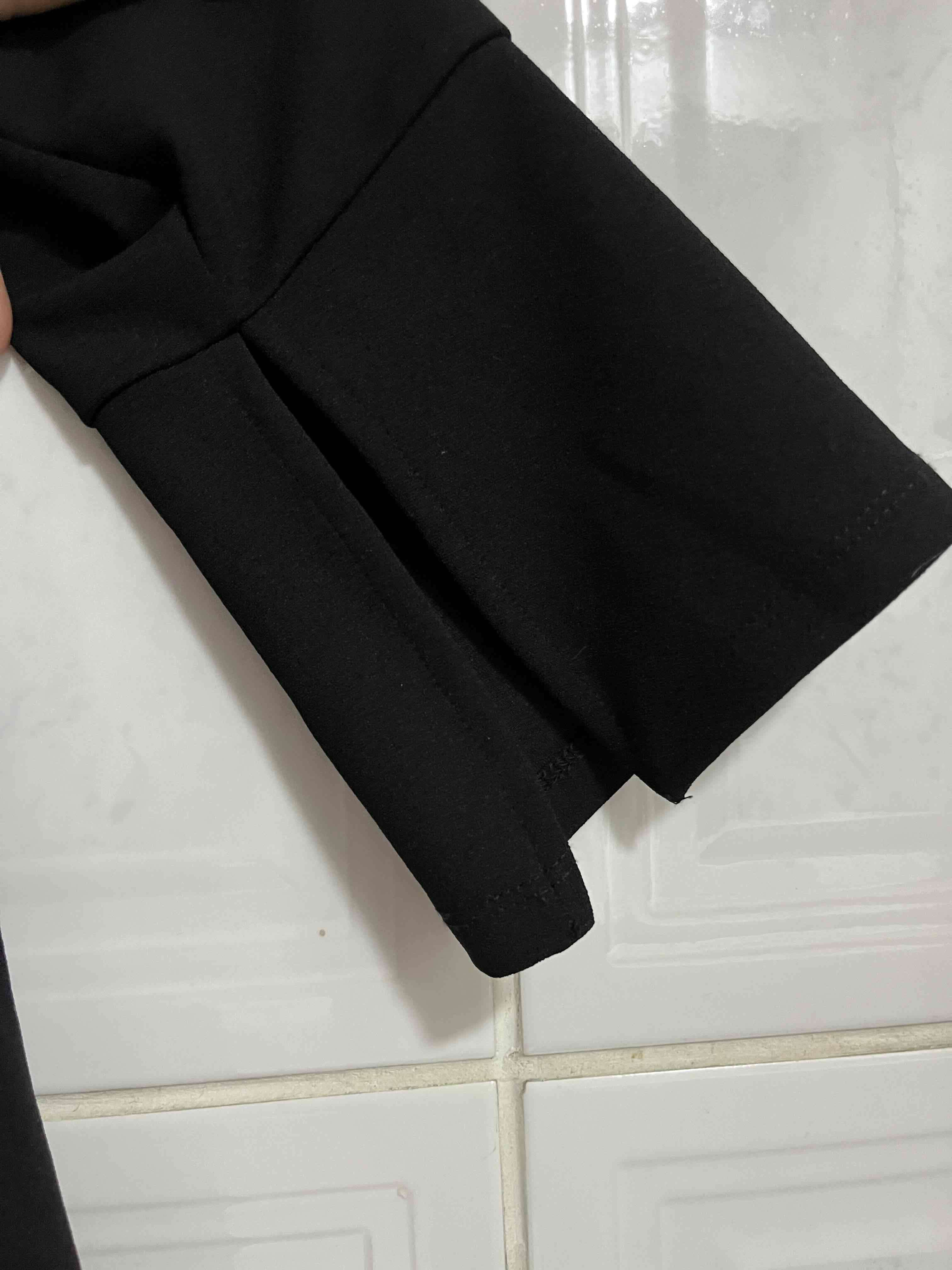 Polera negra con hombros descubiertos talla M - miniatura 2