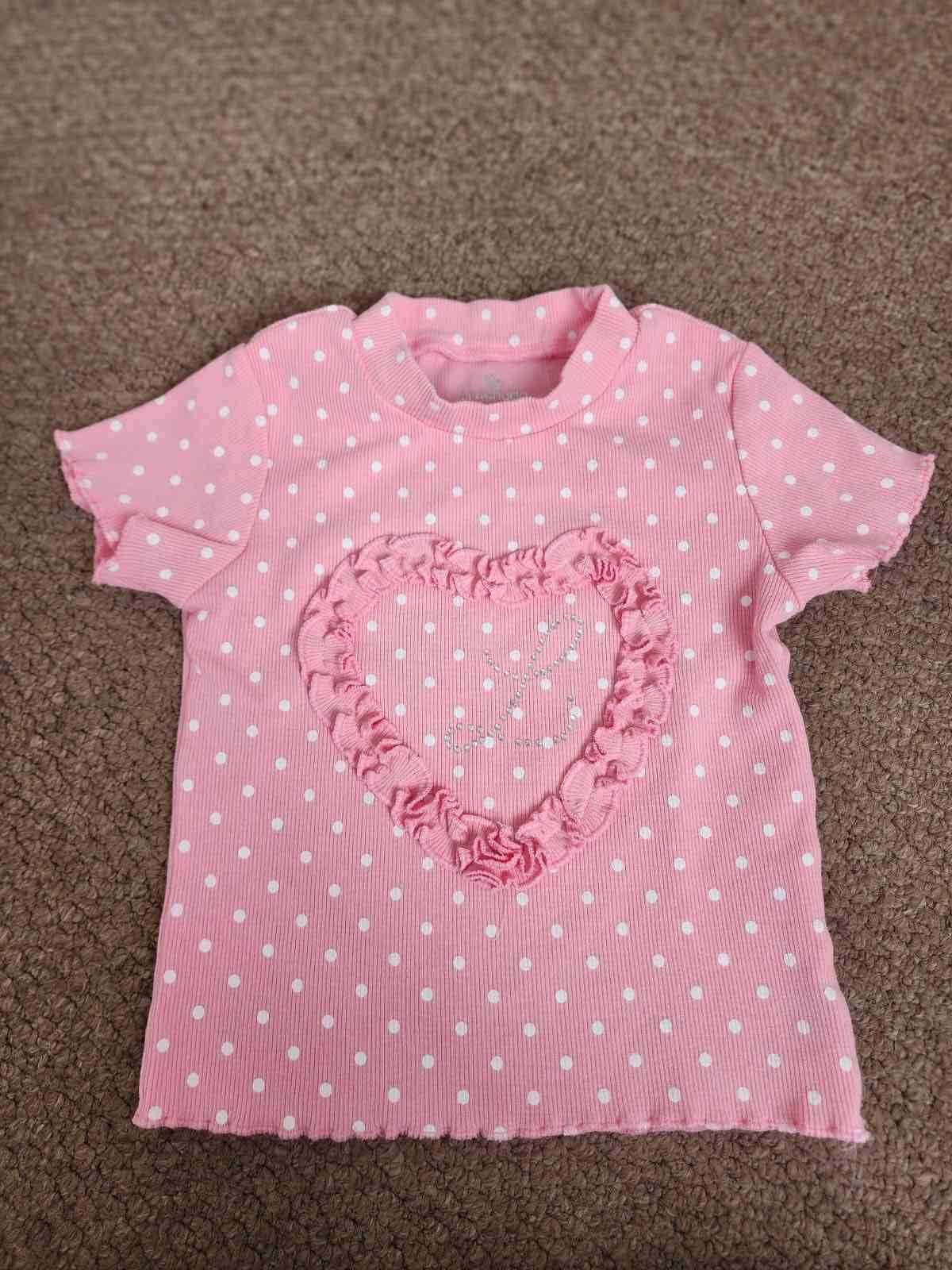 Polera rosada con lunares blancos