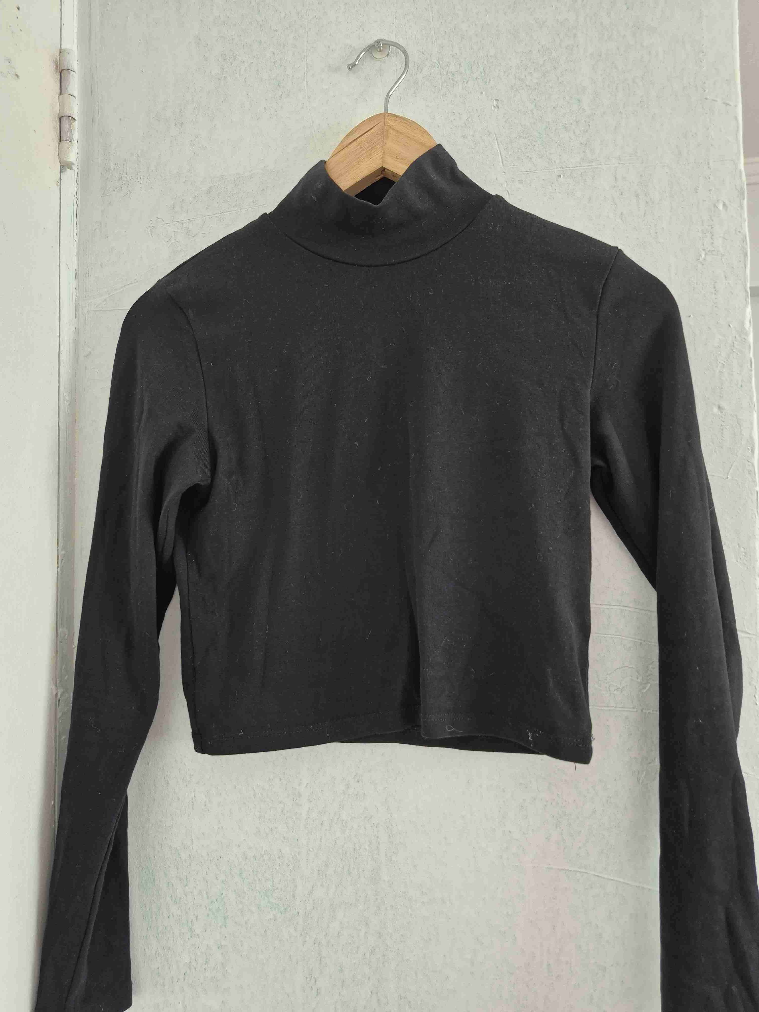 Polera negra cuello alto