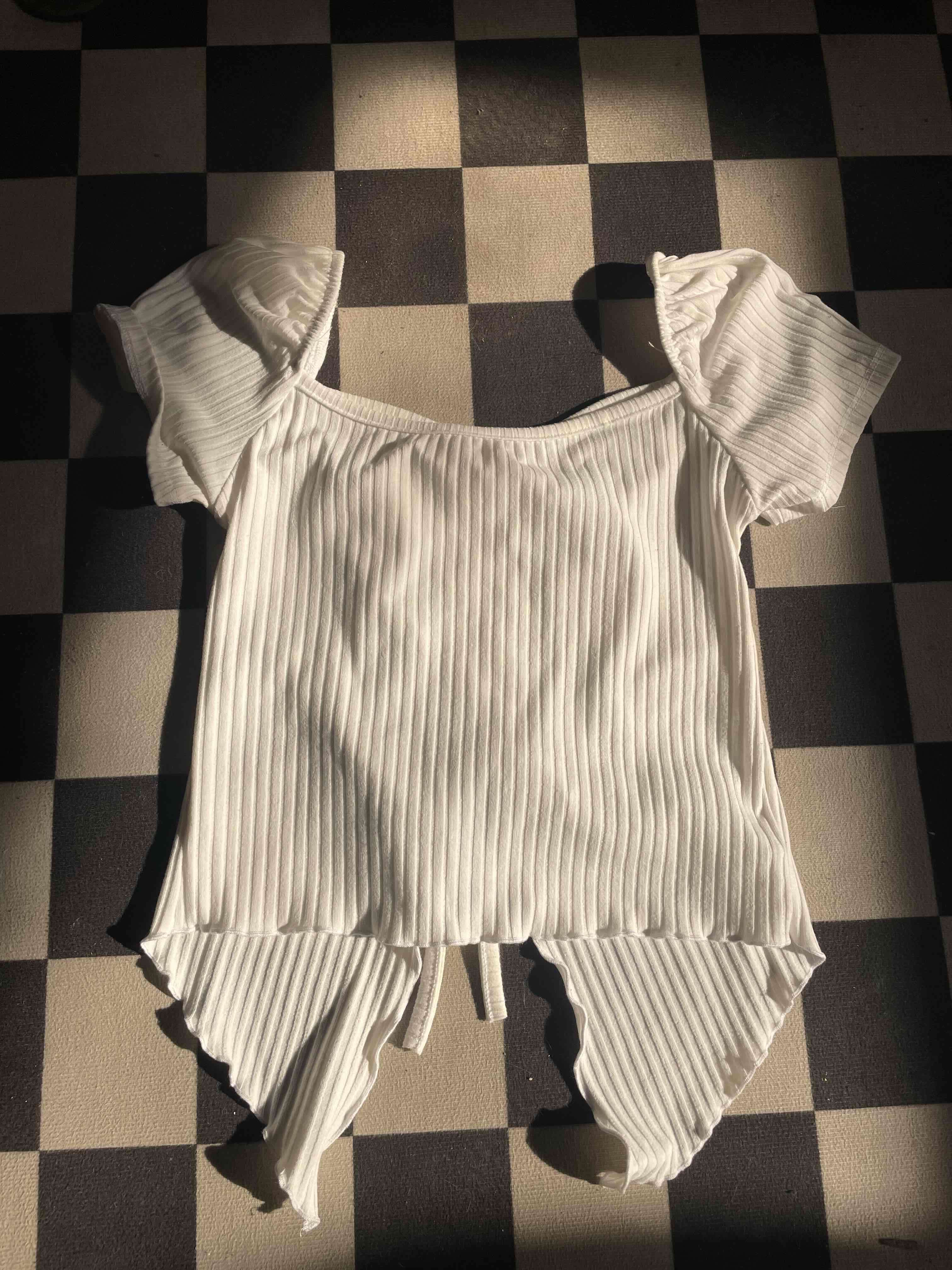 Blusa blanca con mangas cortas - miniatura 2