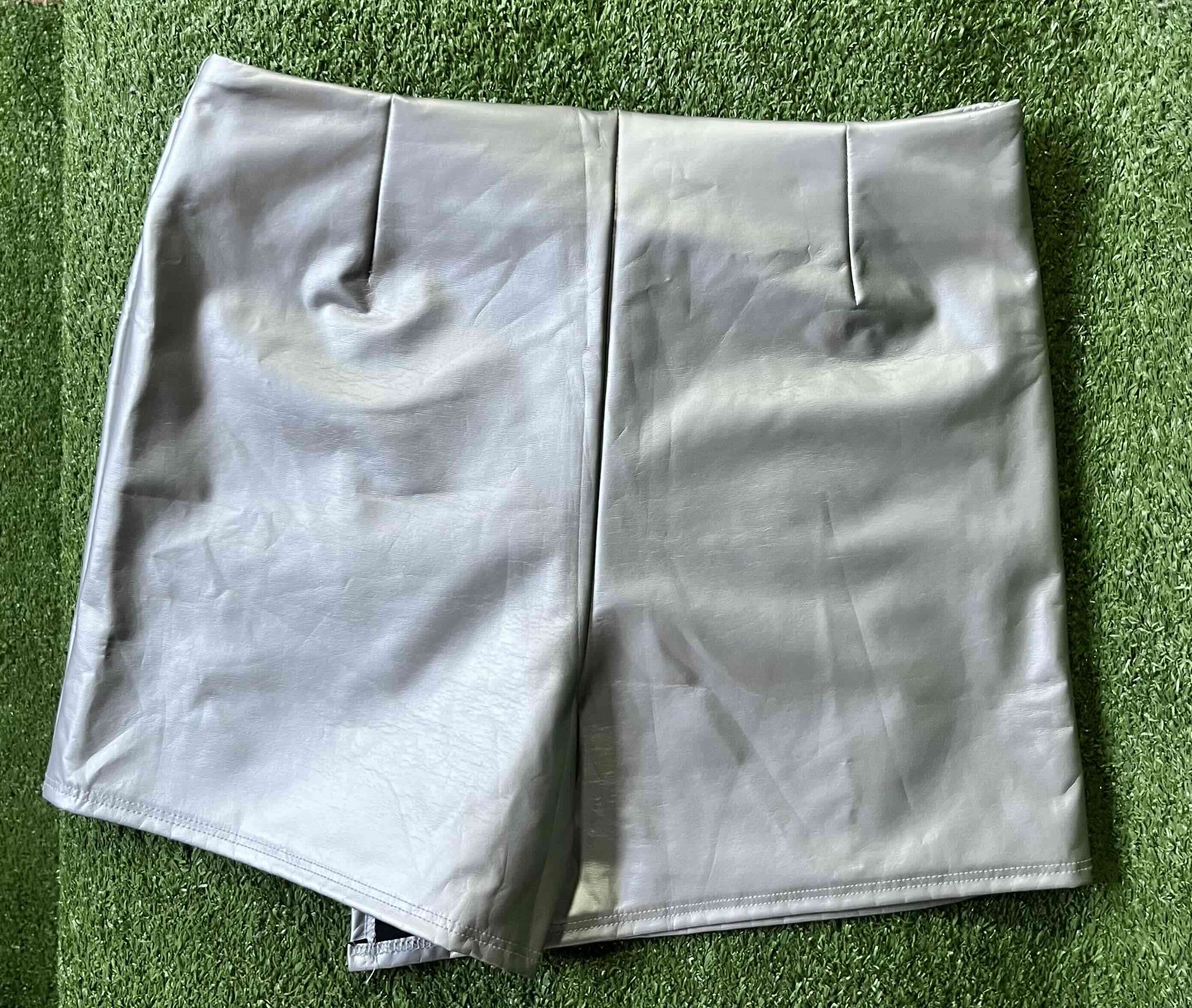 Mini falda/short cuerina plateada ✨🩶 - miniatura 2