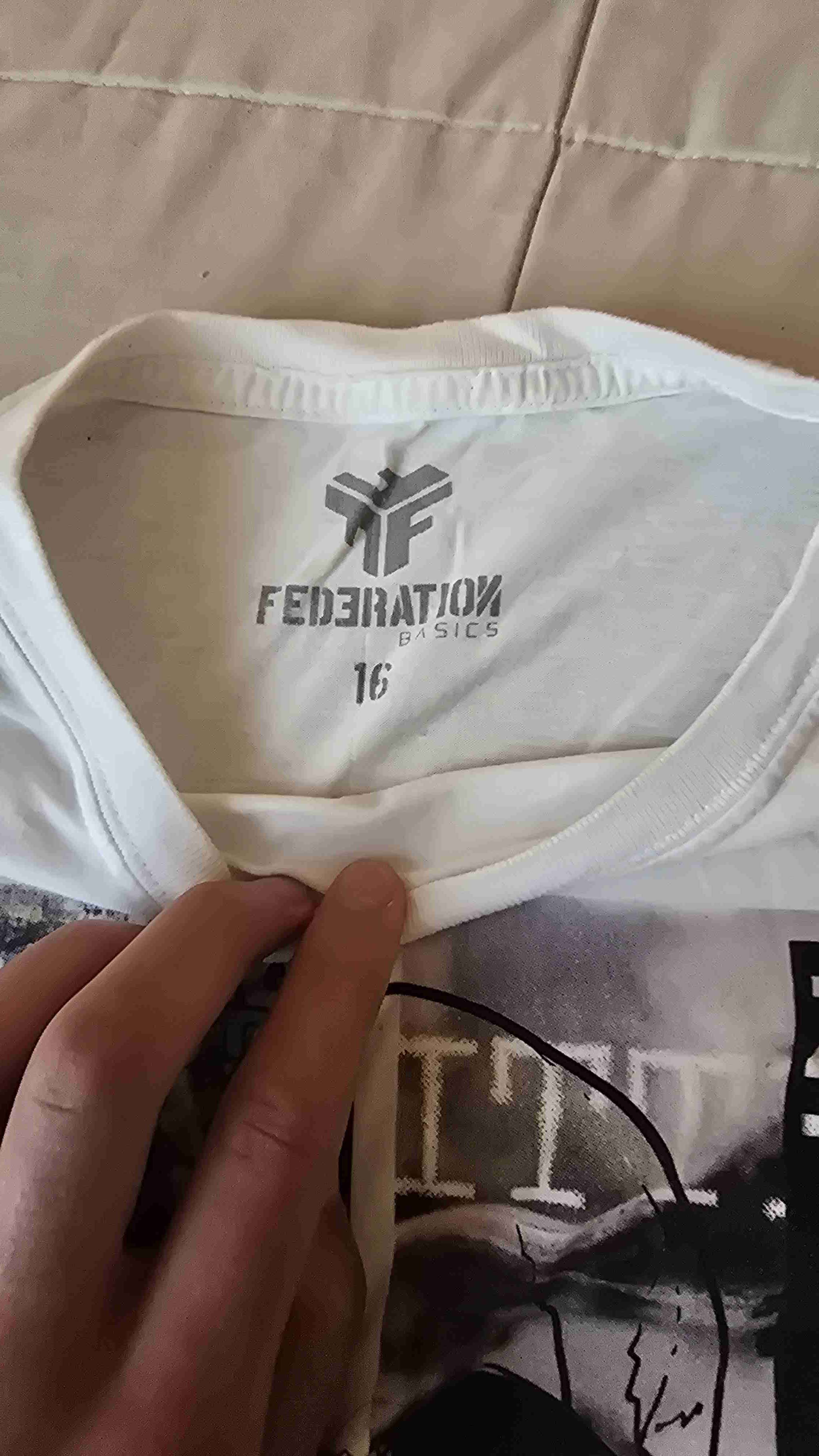 Polera blanca con diseño urbano - miniatura 2