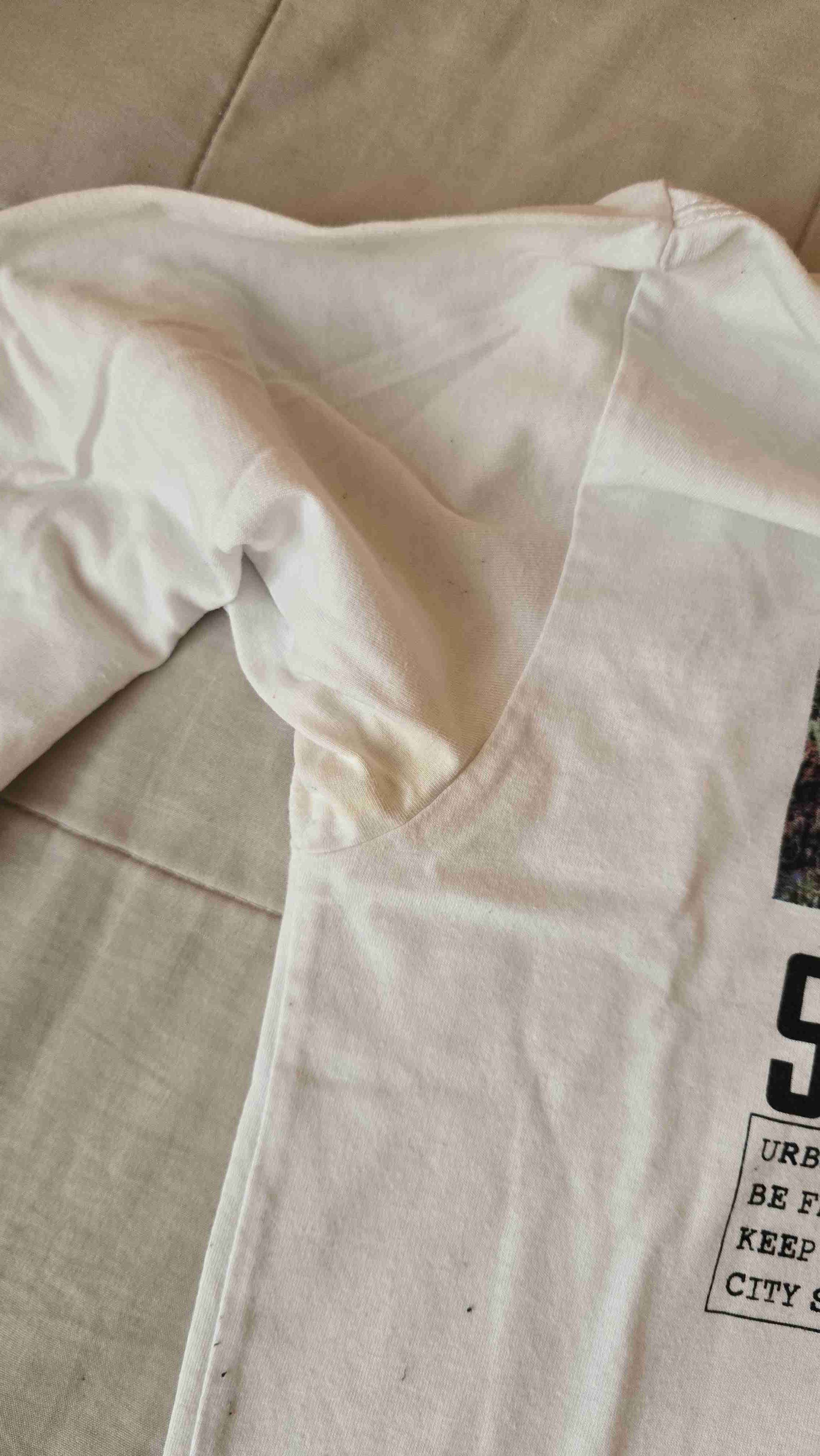 Polera blanca con diseño urbano - miniatura 3