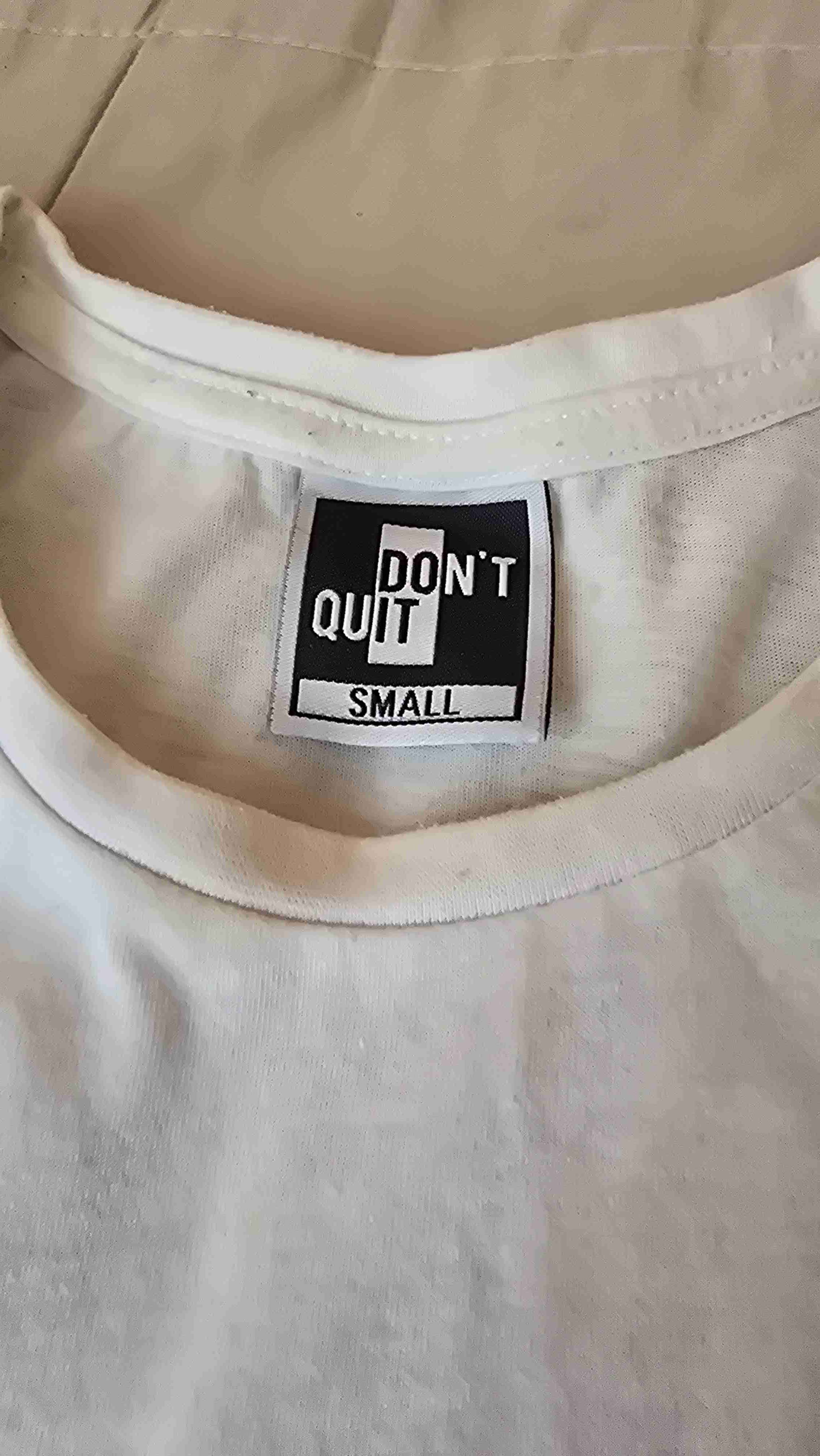 Polera blanca con audífonos - miniatura 2