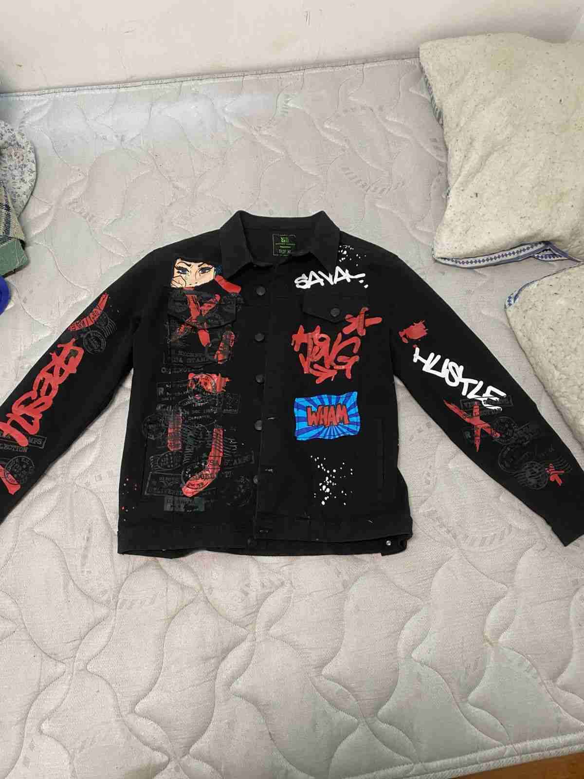 Chaqueta negra con diseño gráfico - 1