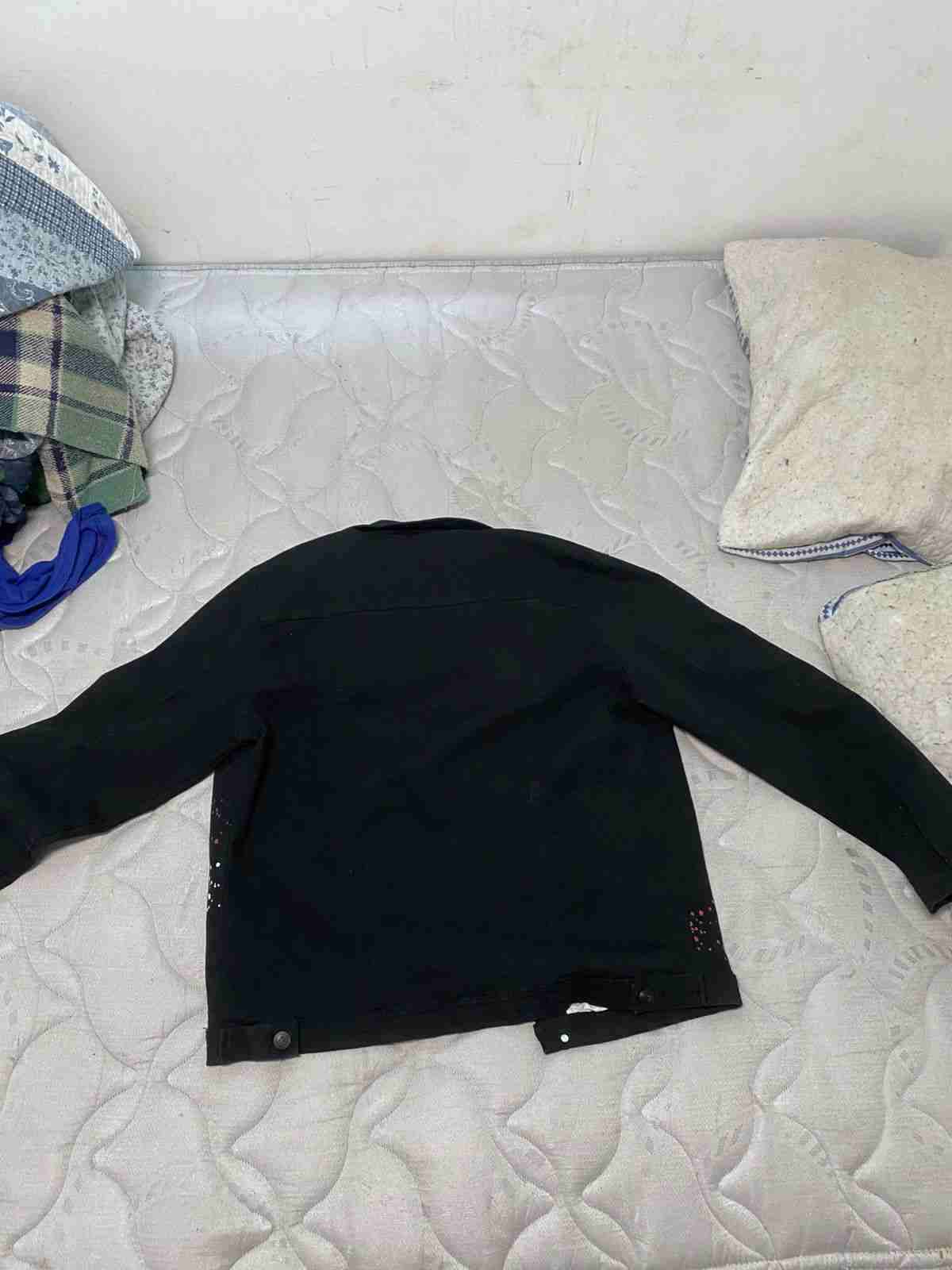 Chaqueta negra con diseño gráfico - 2