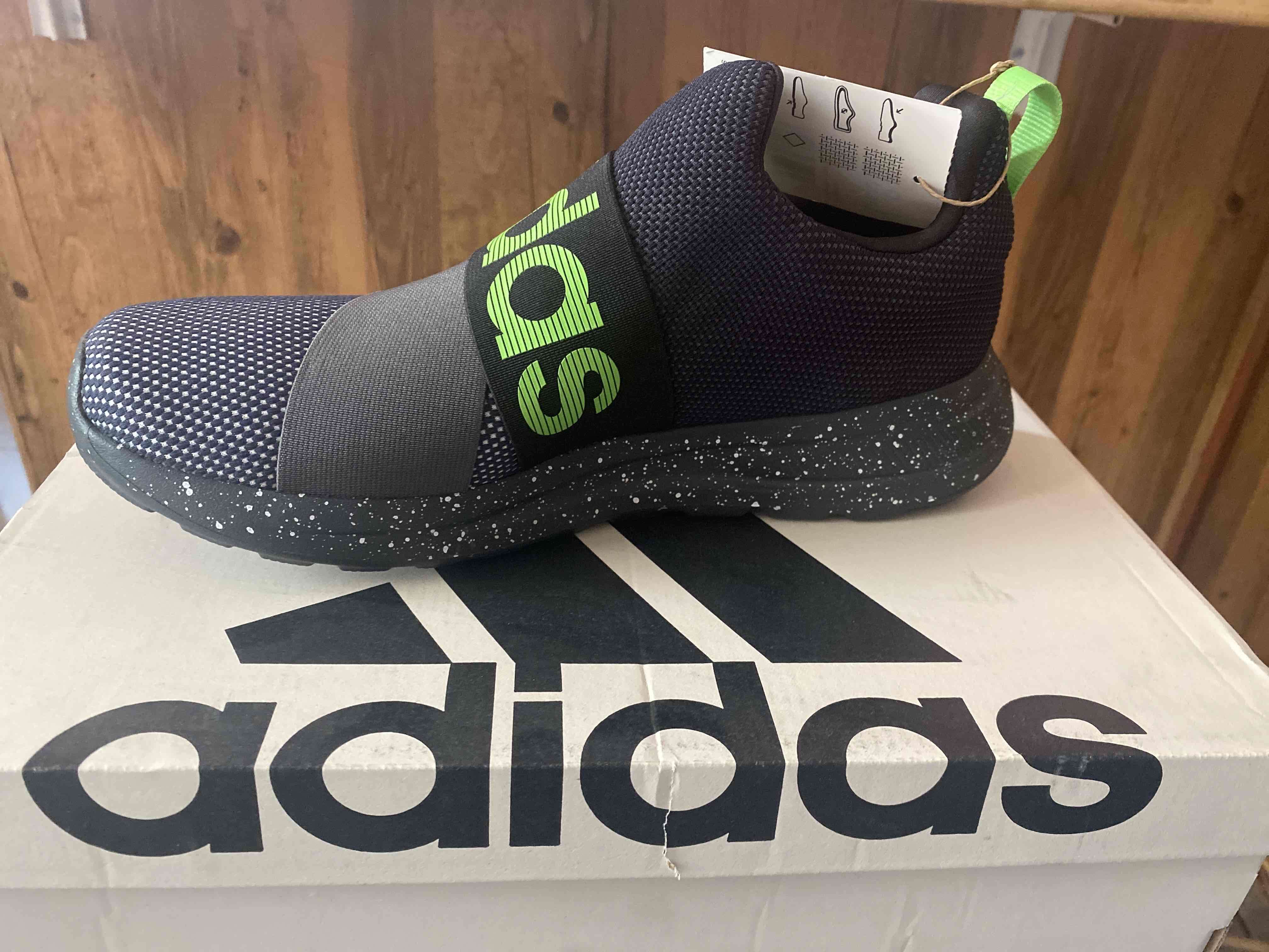 Zapatillas deportivas negras y verdes - miniatura 2