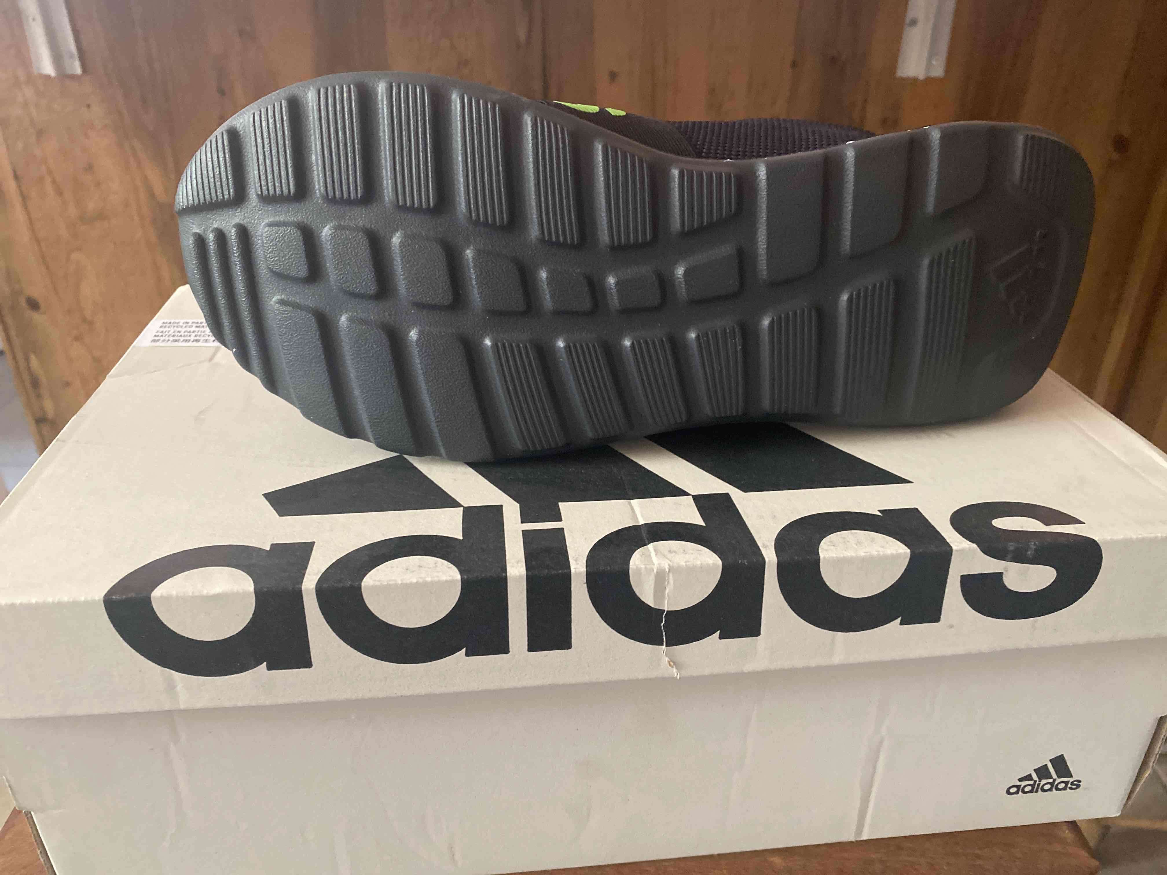 Zapatillas deportivas negras y verdes - miniatura 3