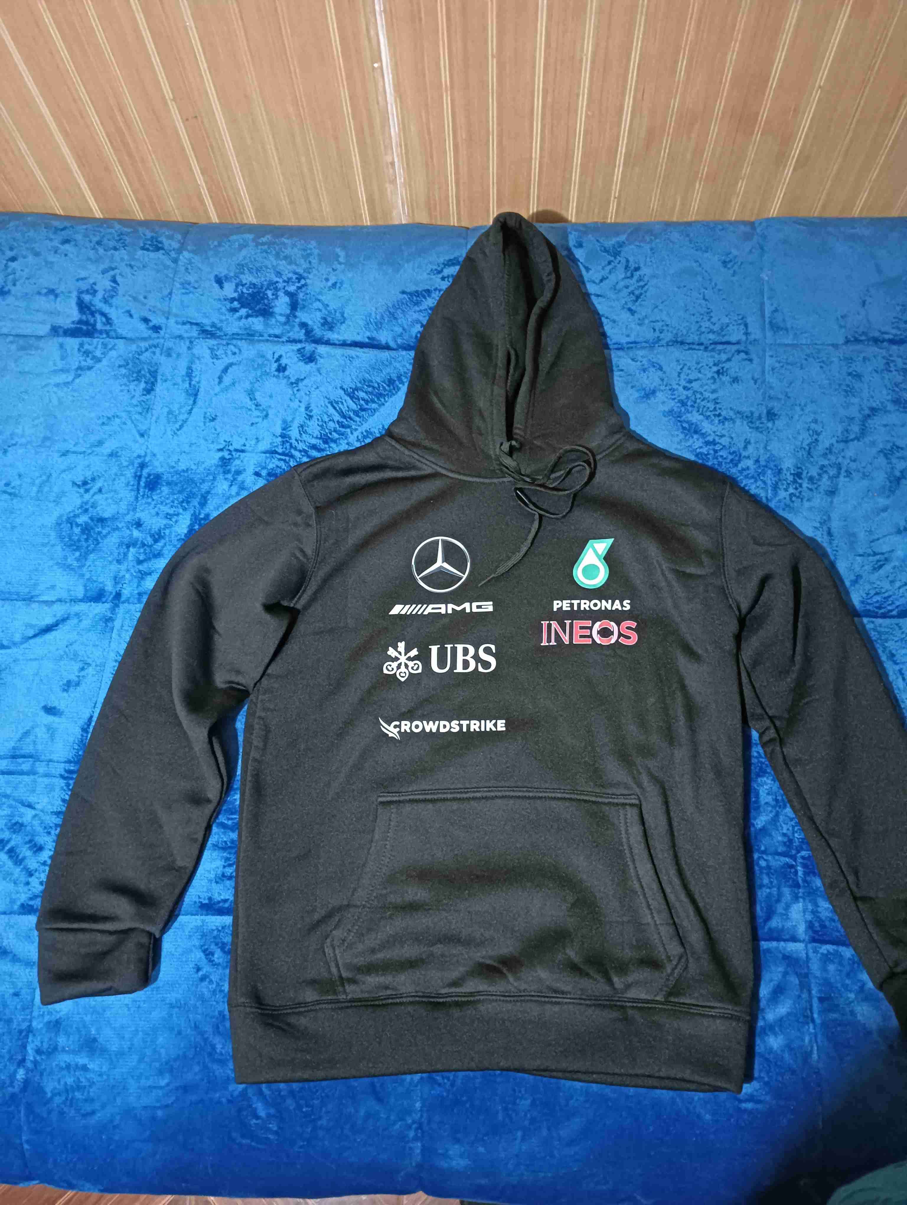 Polerón negro con capucha Mercedes - 1