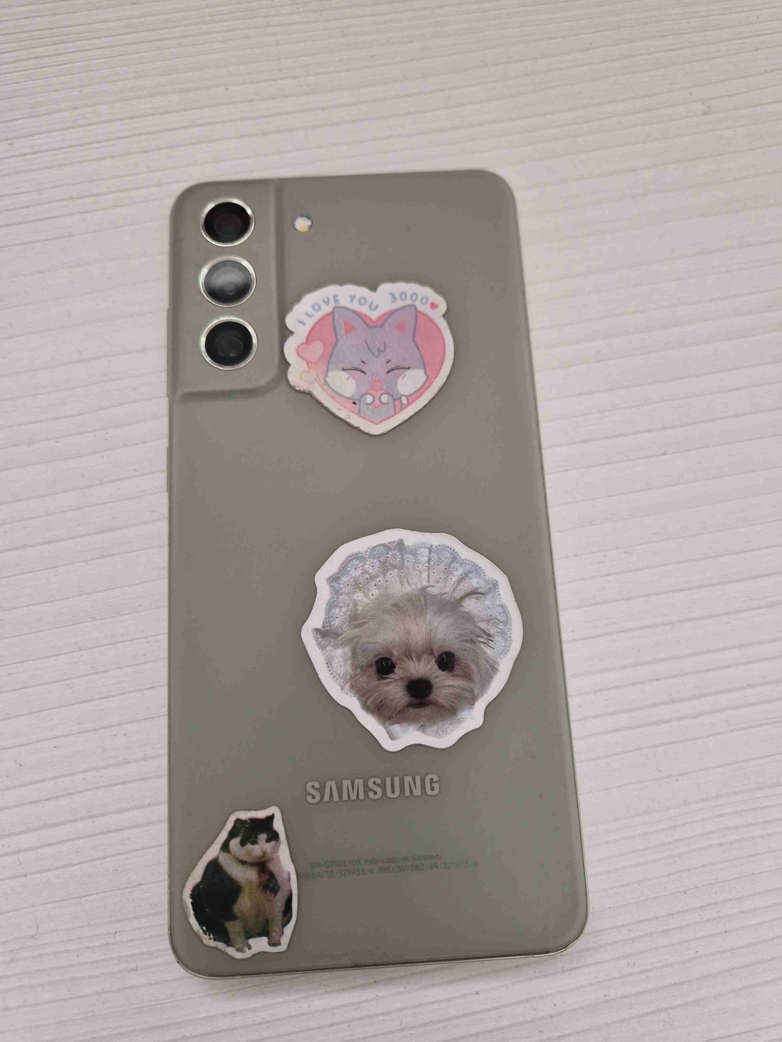 Smartphone Samsung gris con stickers - miniatura 1