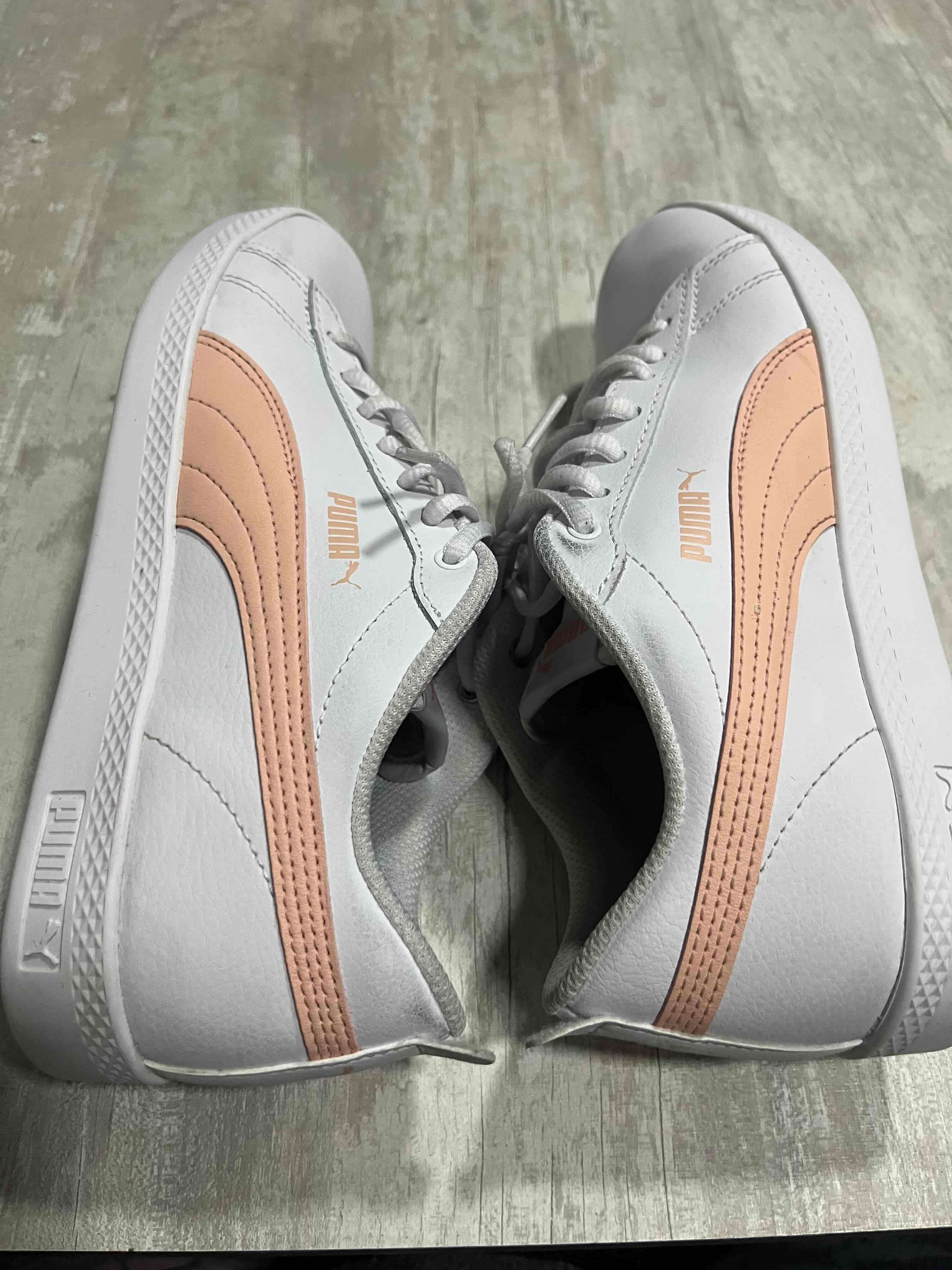 Zapatillas Puma blancas y rosadas - 1