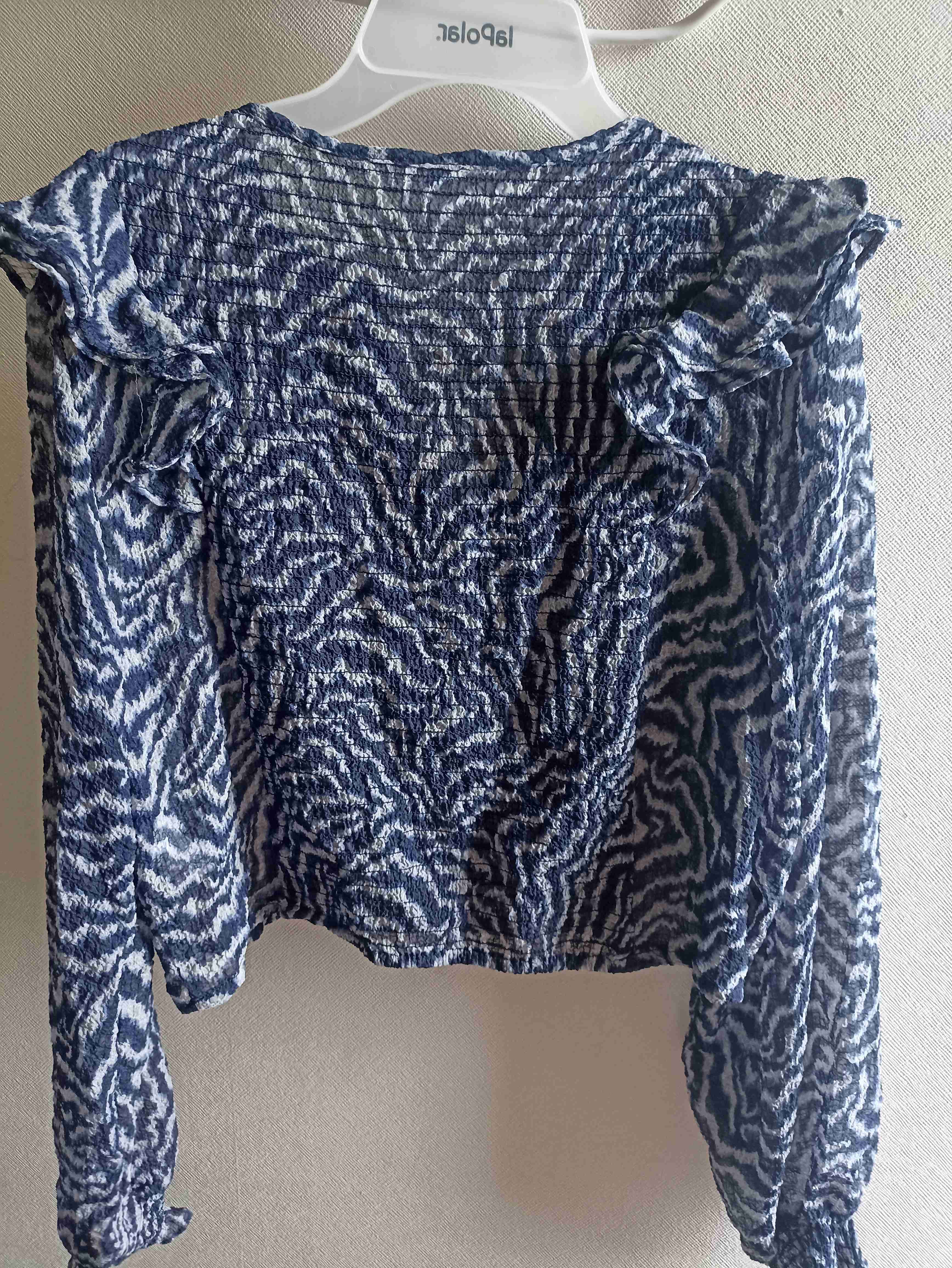 Blusa azul con diseño de ondas - miniatura 2