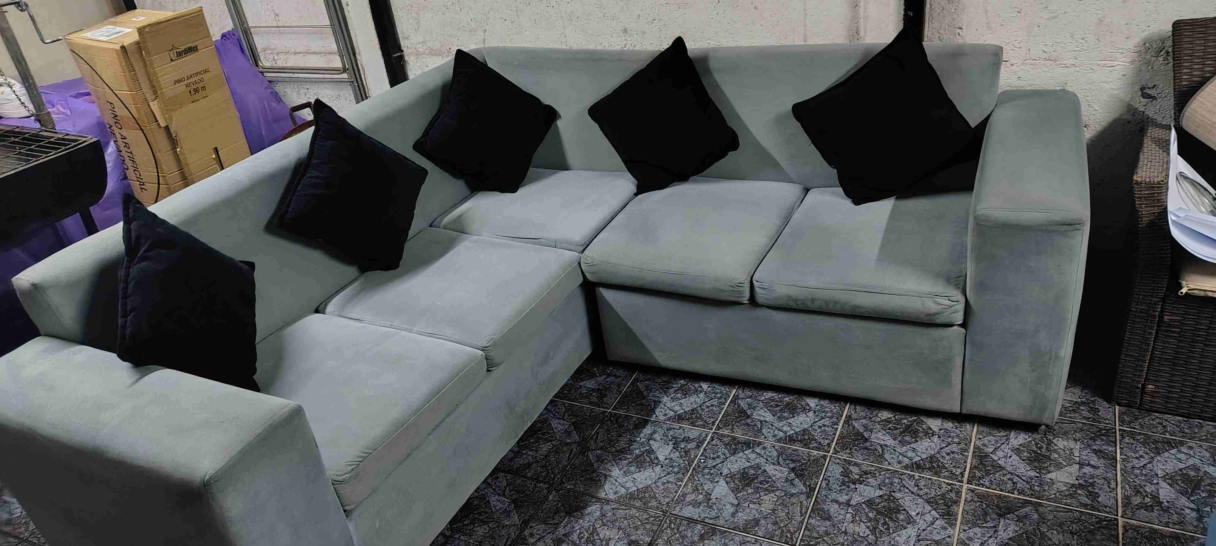 Sofá 5 cuerpos gris y cojines negros - miniatura 1