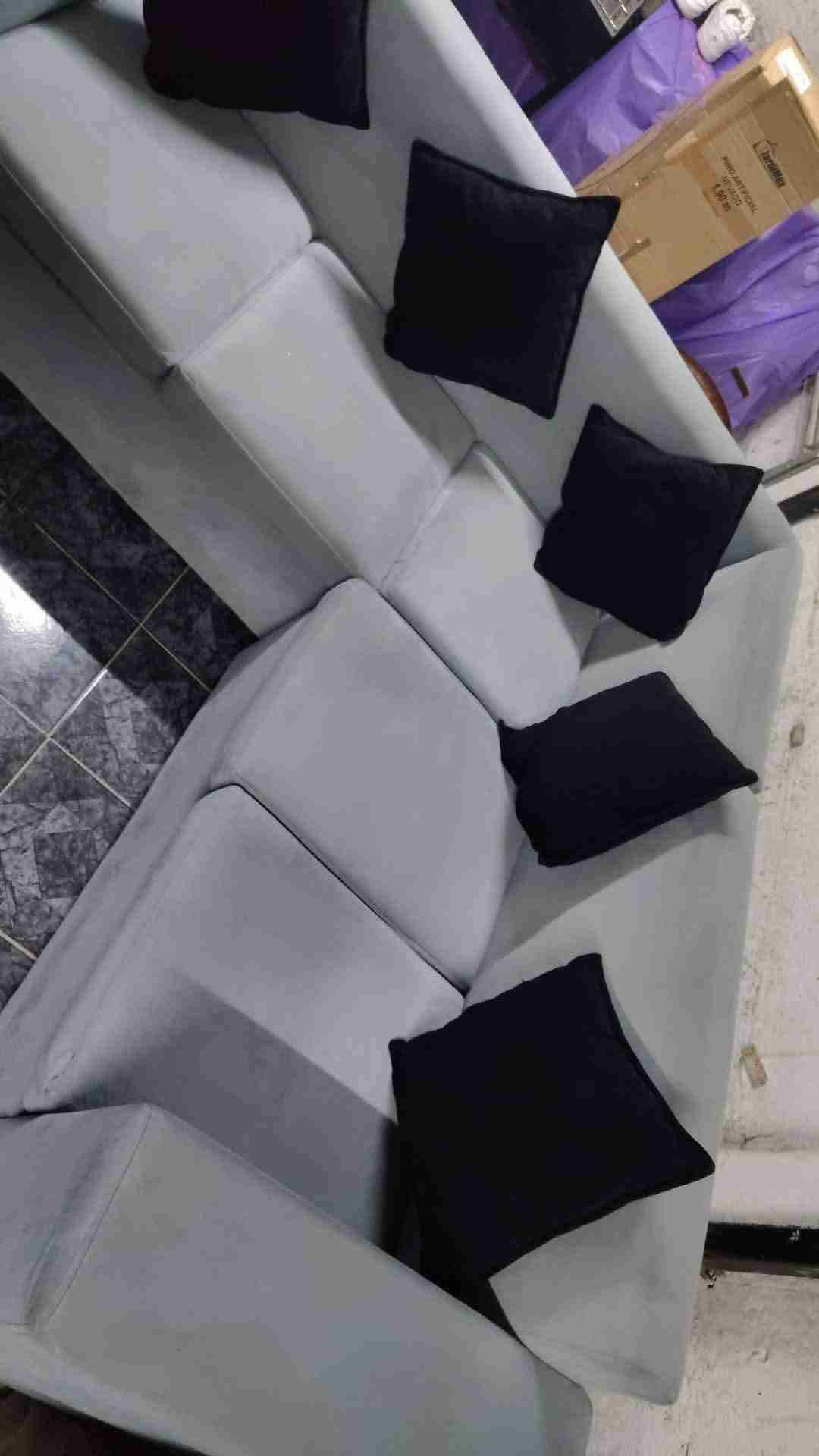 Sofá 5 cuerpos gris y cojines negros - miniatura 2