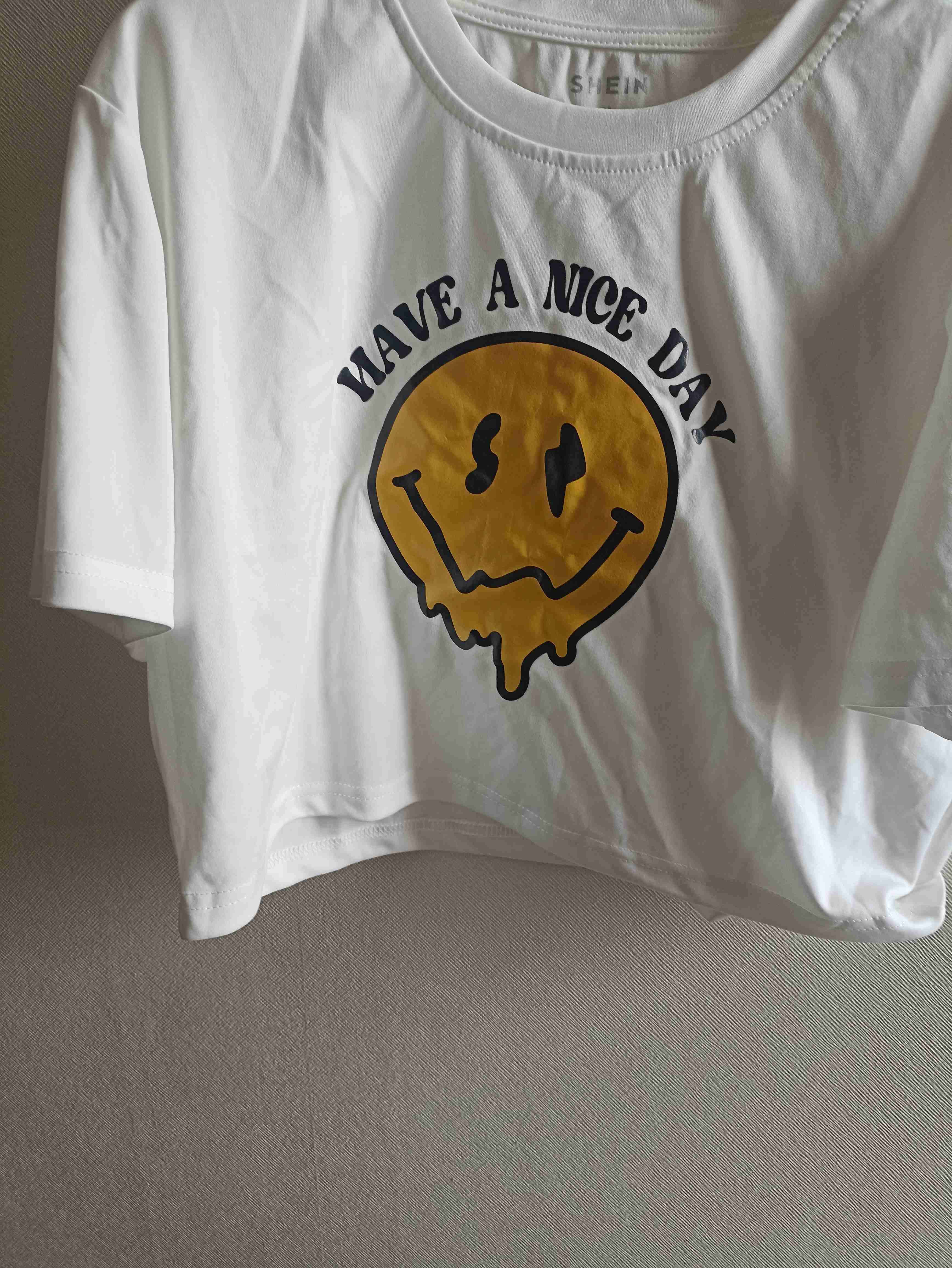 Polera blanca con diseño sonriente - miniatura 2