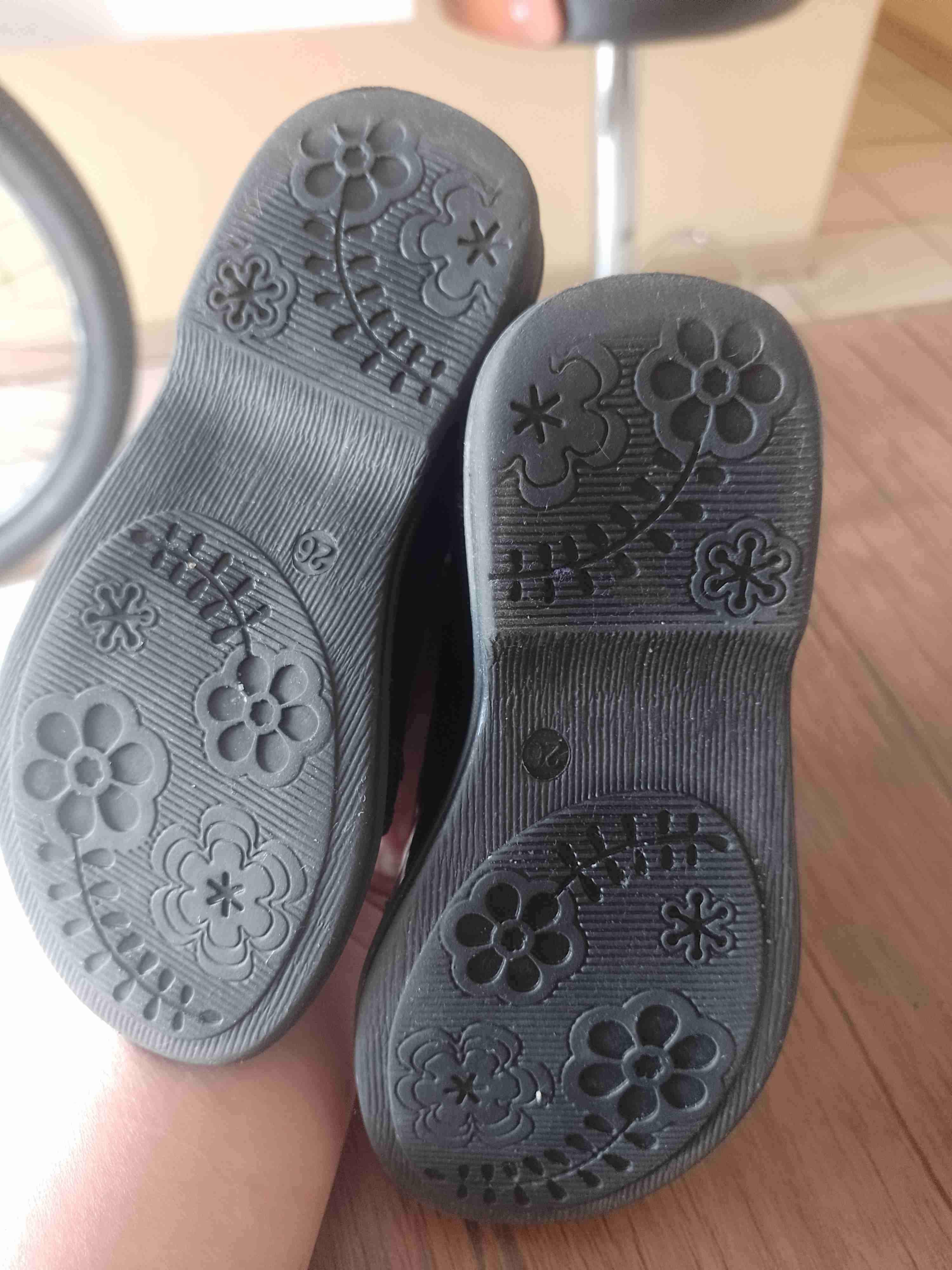 Zapatos negros con diseño floral - miniatura 1