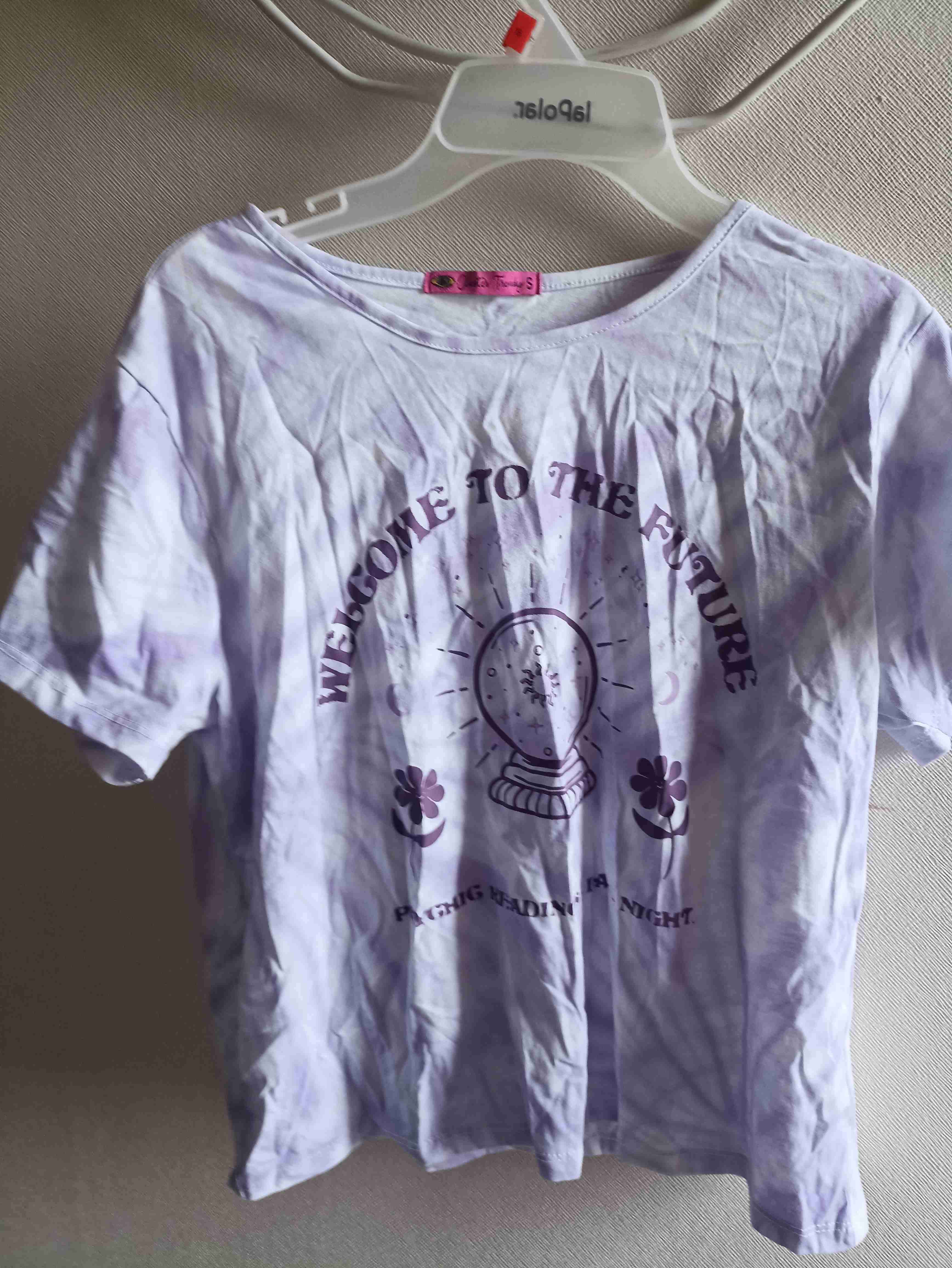 Polera blanca con diseño futurista - 1