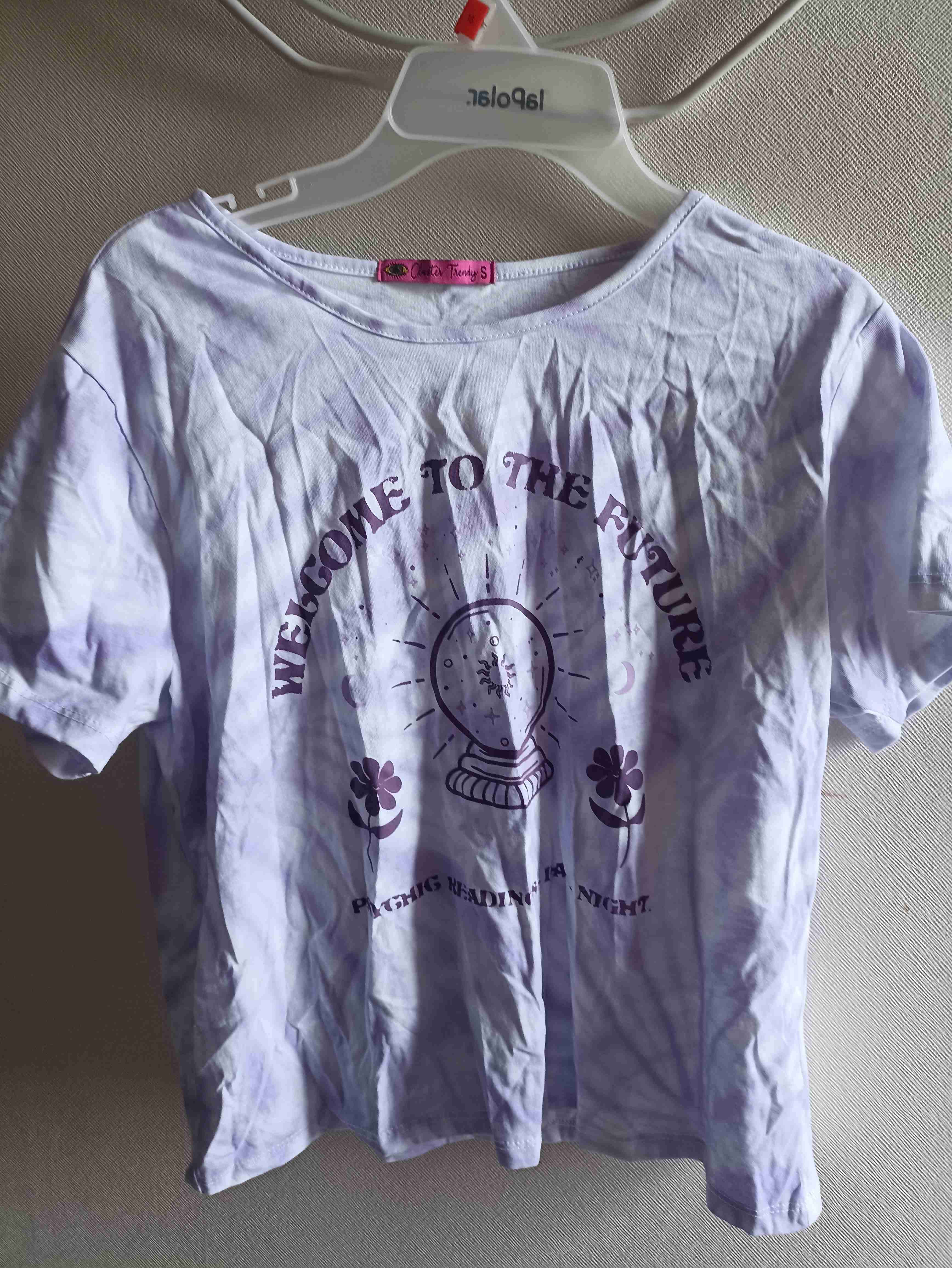 Polera blanca con diseño futurista - 2