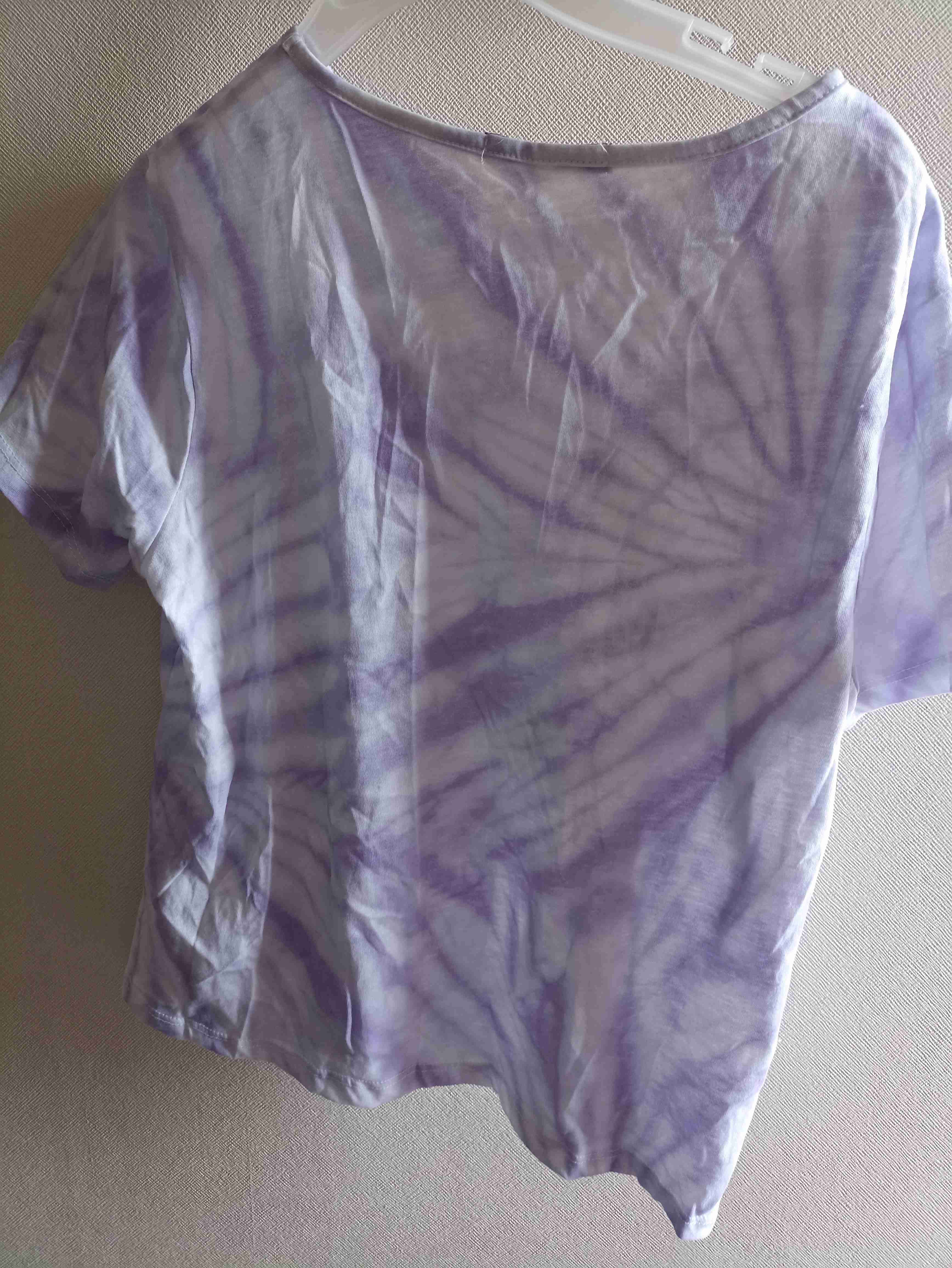 Polera blanca con diseño futurista - 3