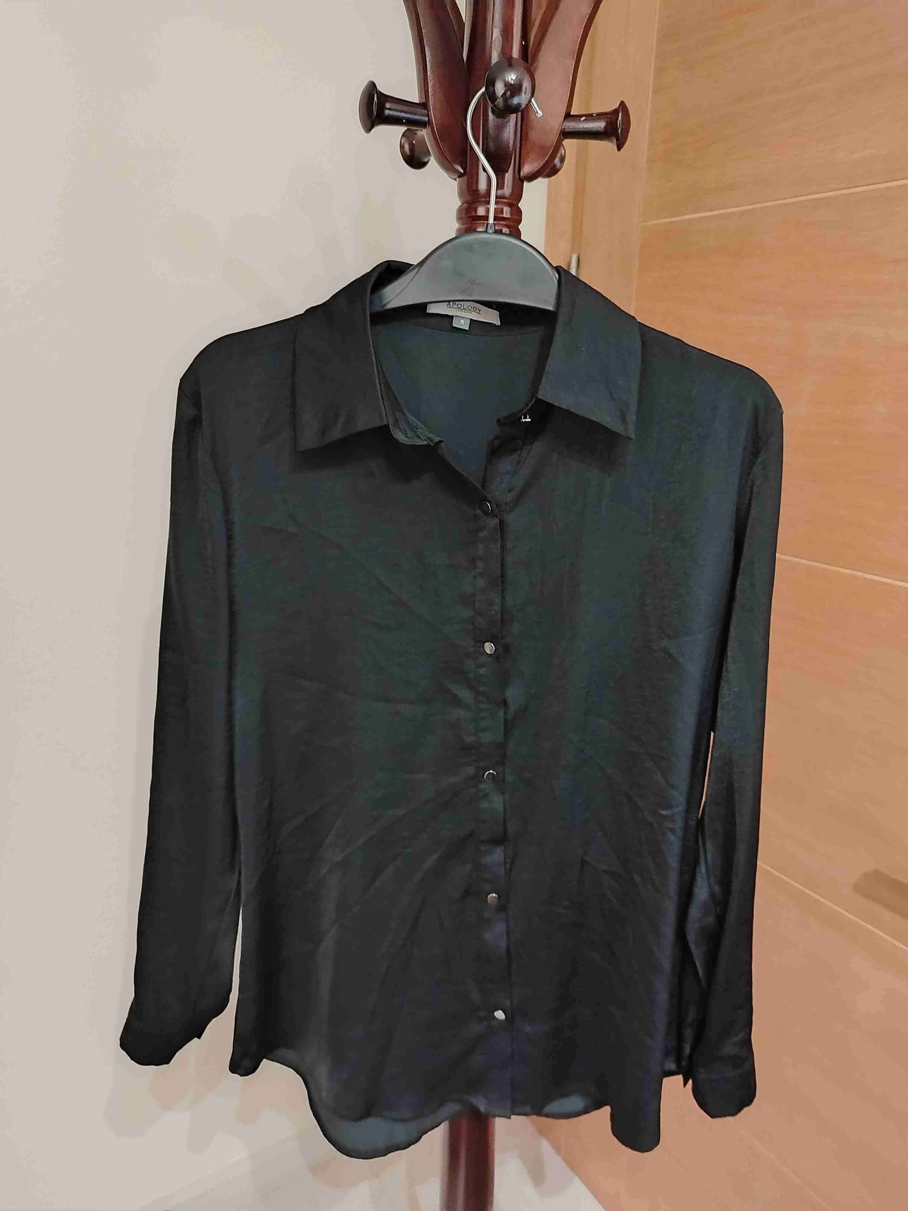 Blusa negra satinada de manga larga - miniatura 2