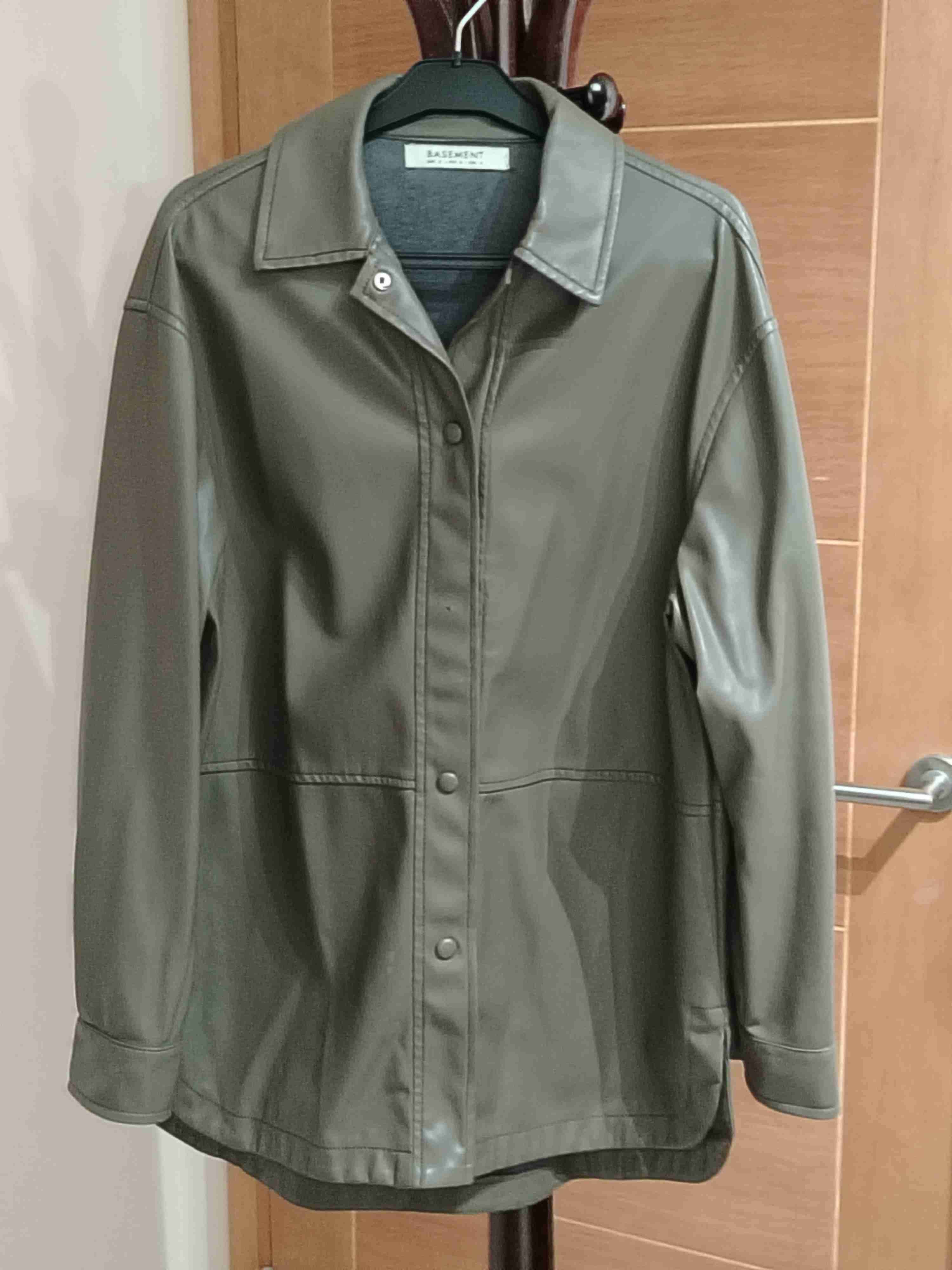 Chaqueta tipo camisa  verde olivo estilo cuero - miniatura 2