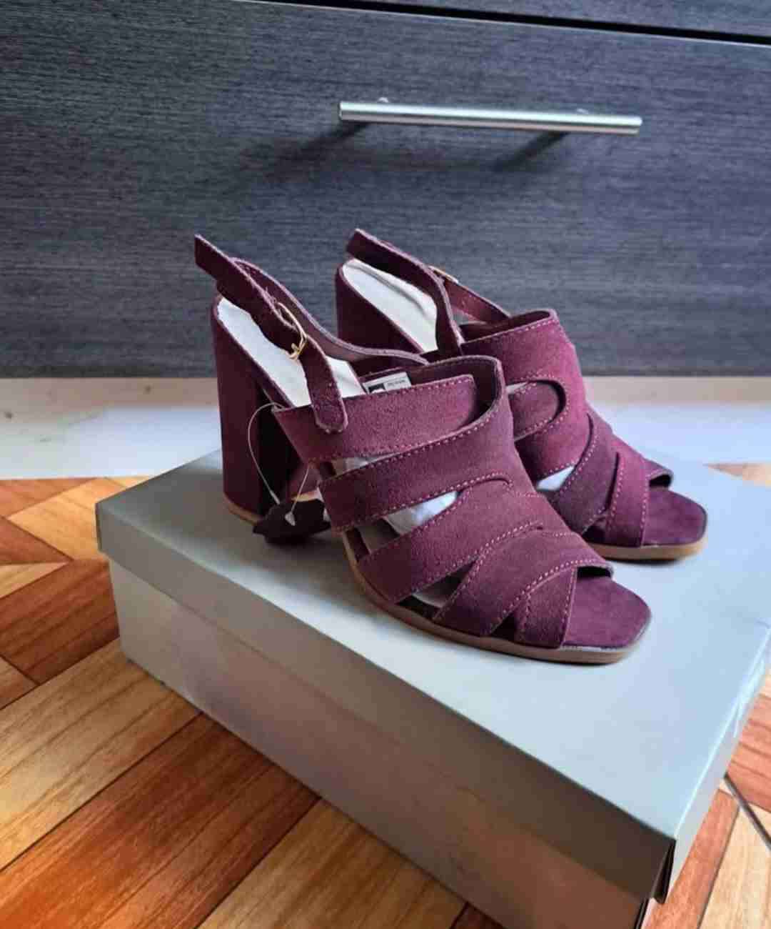 Tacones abiertos negros - miniatura 3