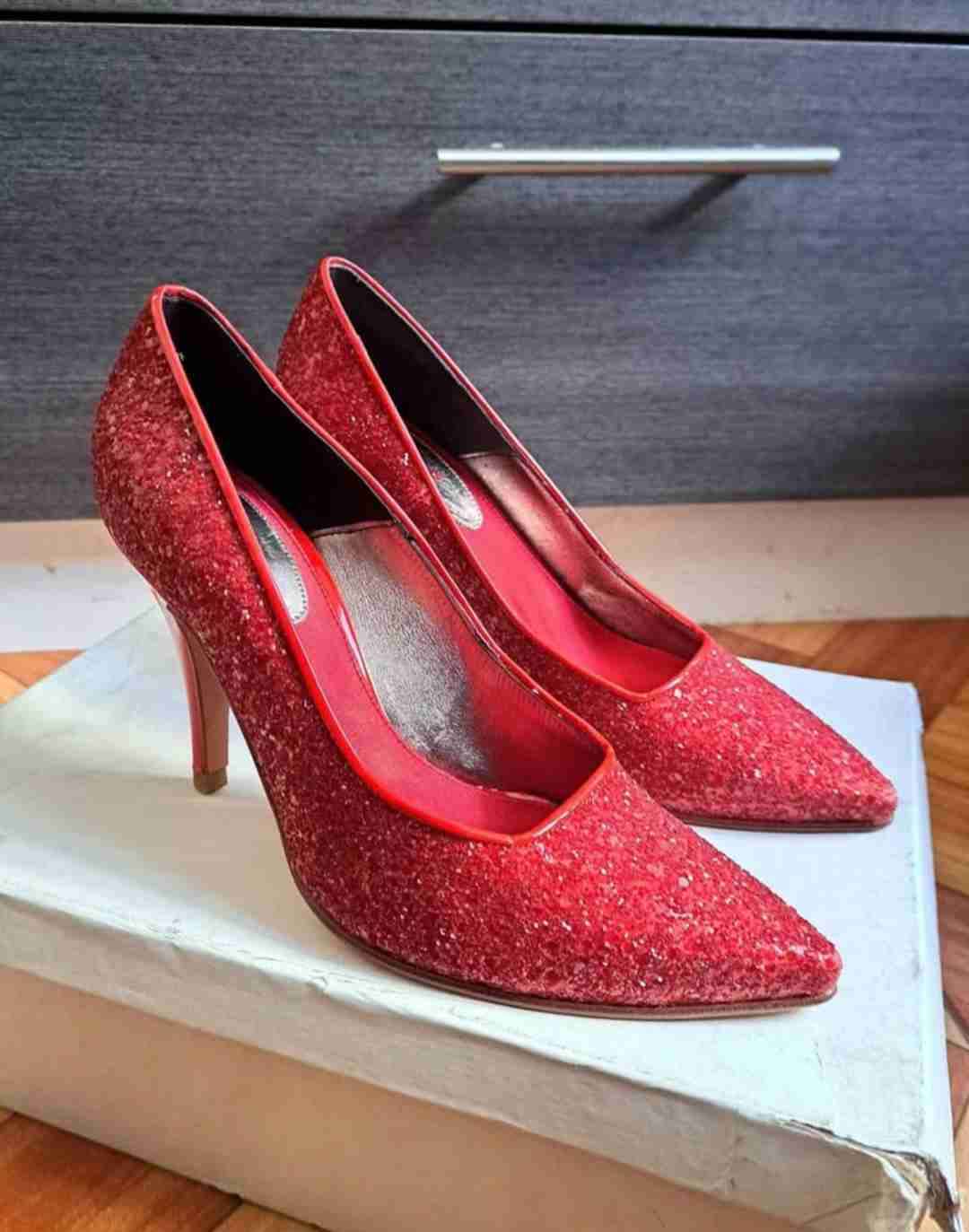 Tacones abiertos negros - miniatura 4