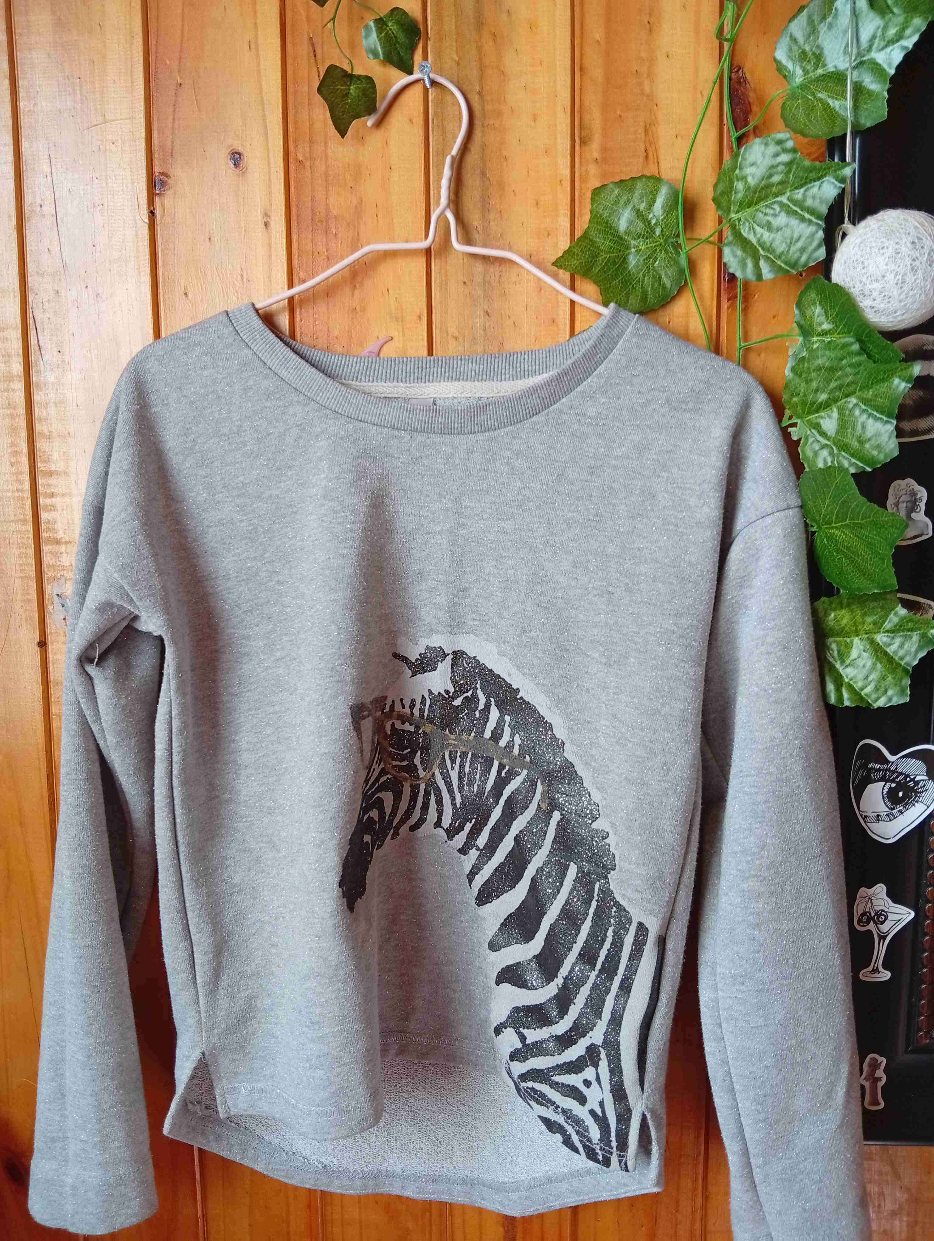 Polerón gris con brillos, estampado de cebra - 2