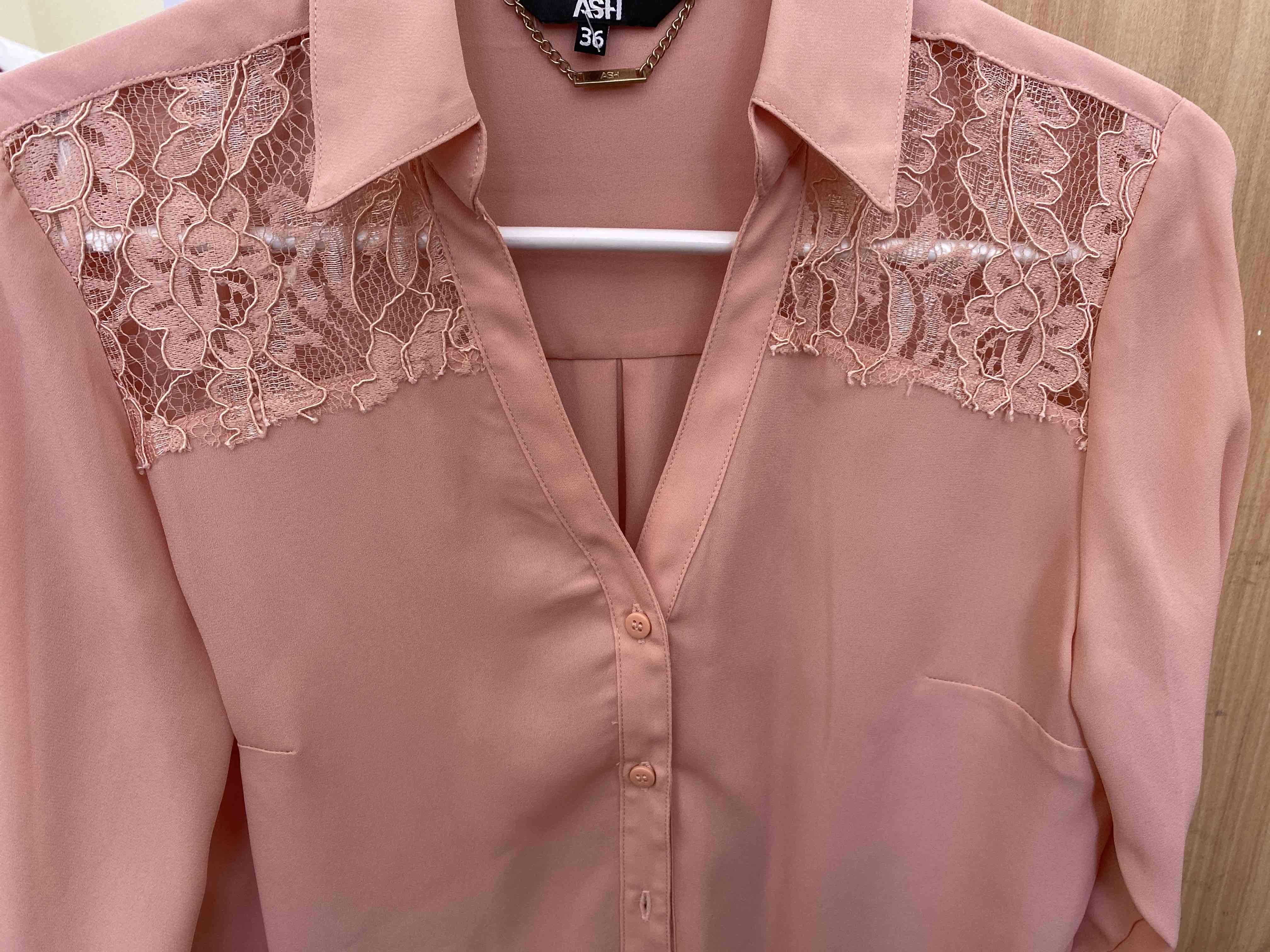 Blusa rosa con encaje floral - miniatura 2