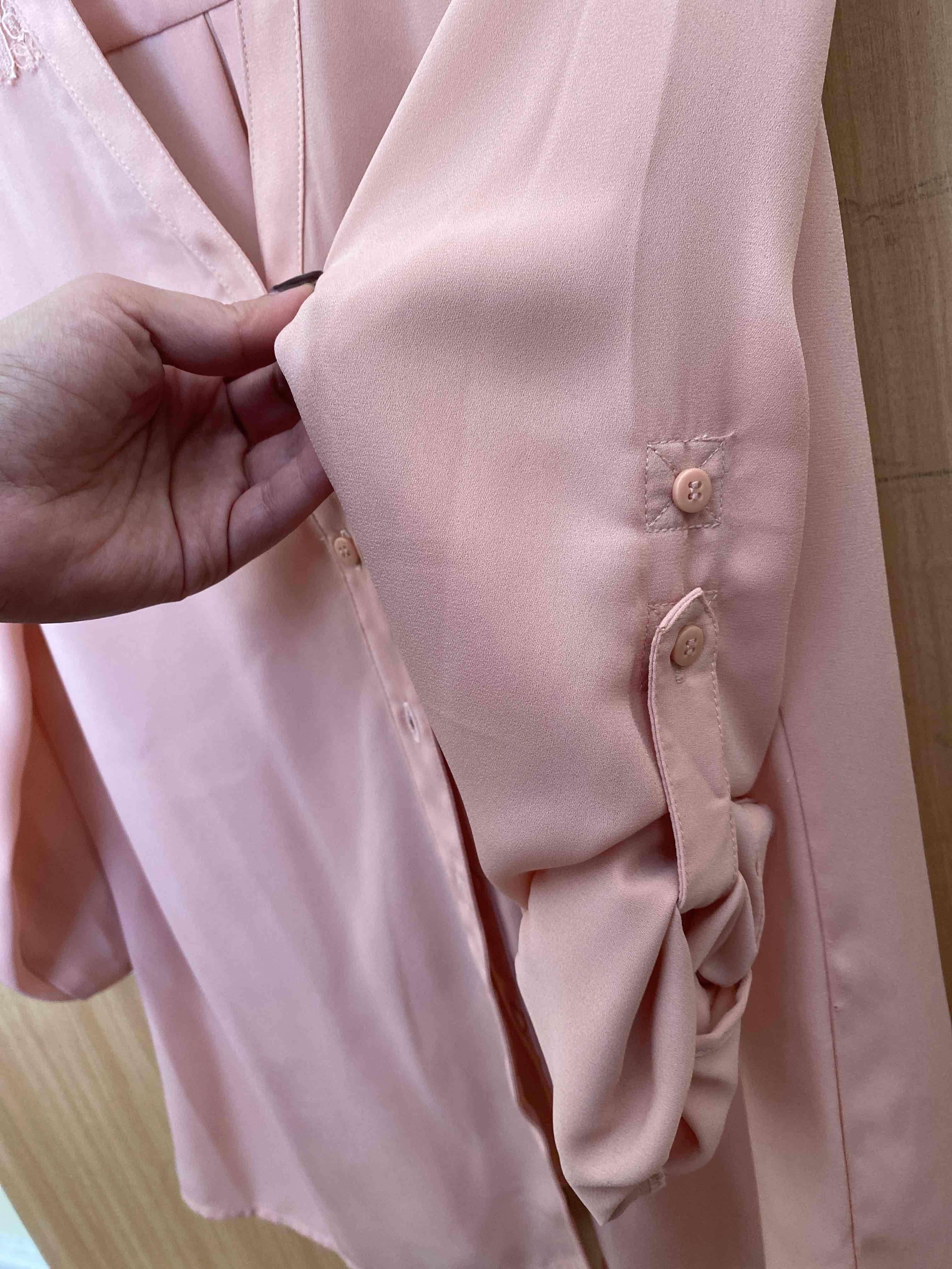 Blusa rosa con encaje floral - miniatura 3