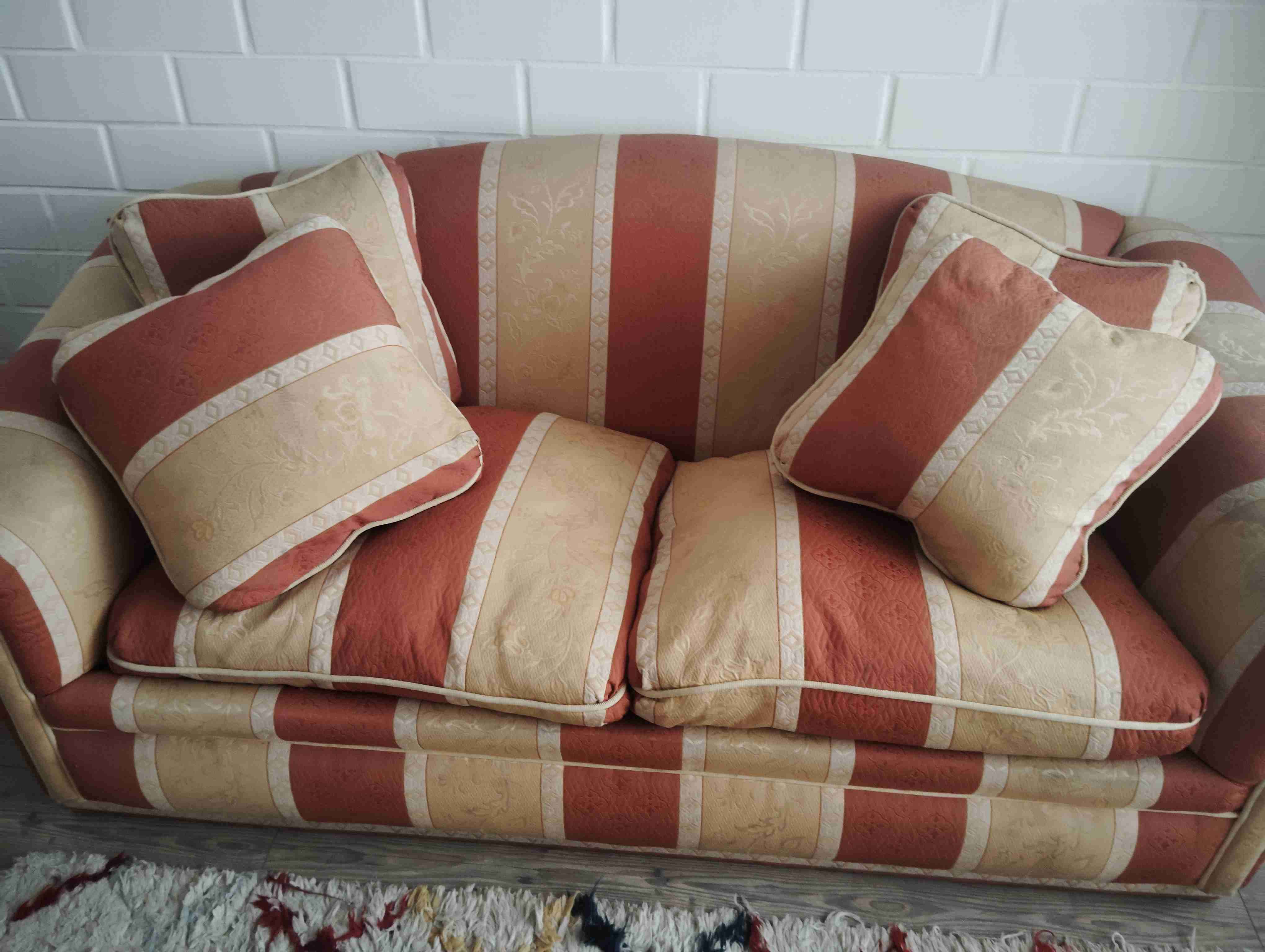 Sofá acogedor a rayas