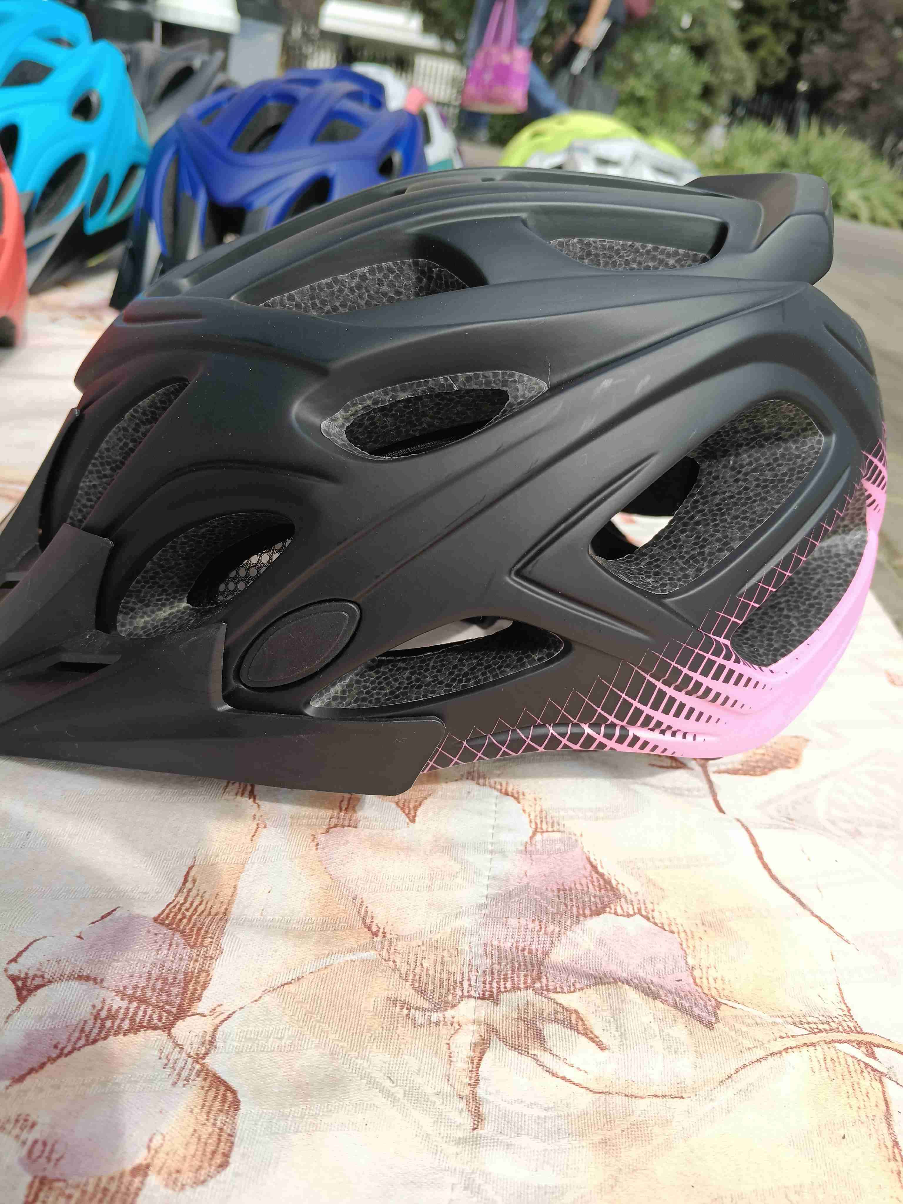Casco bicicleta negro y rosado - 1