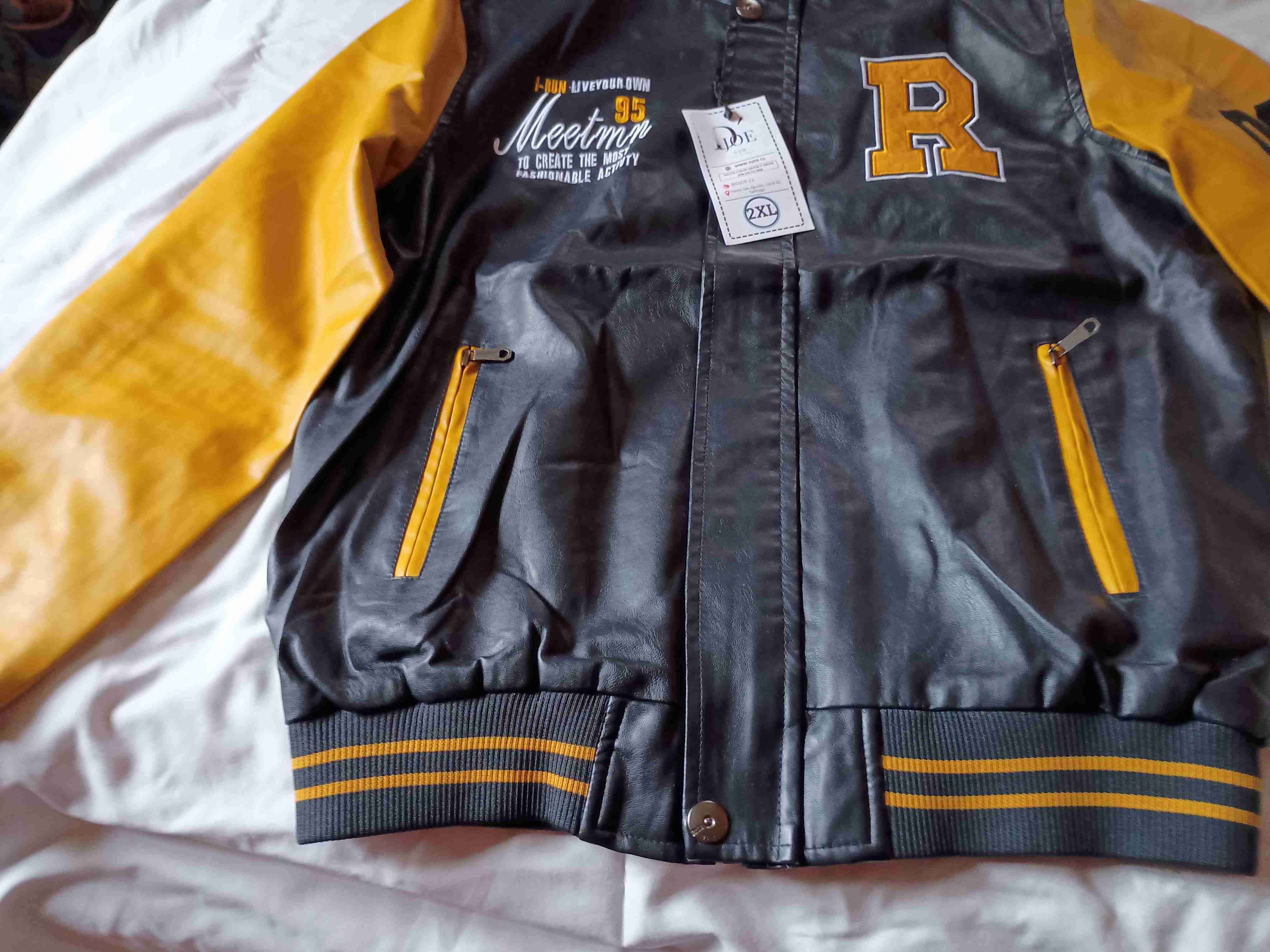 Chaqueta estilo varsity negro y amarillo - 1