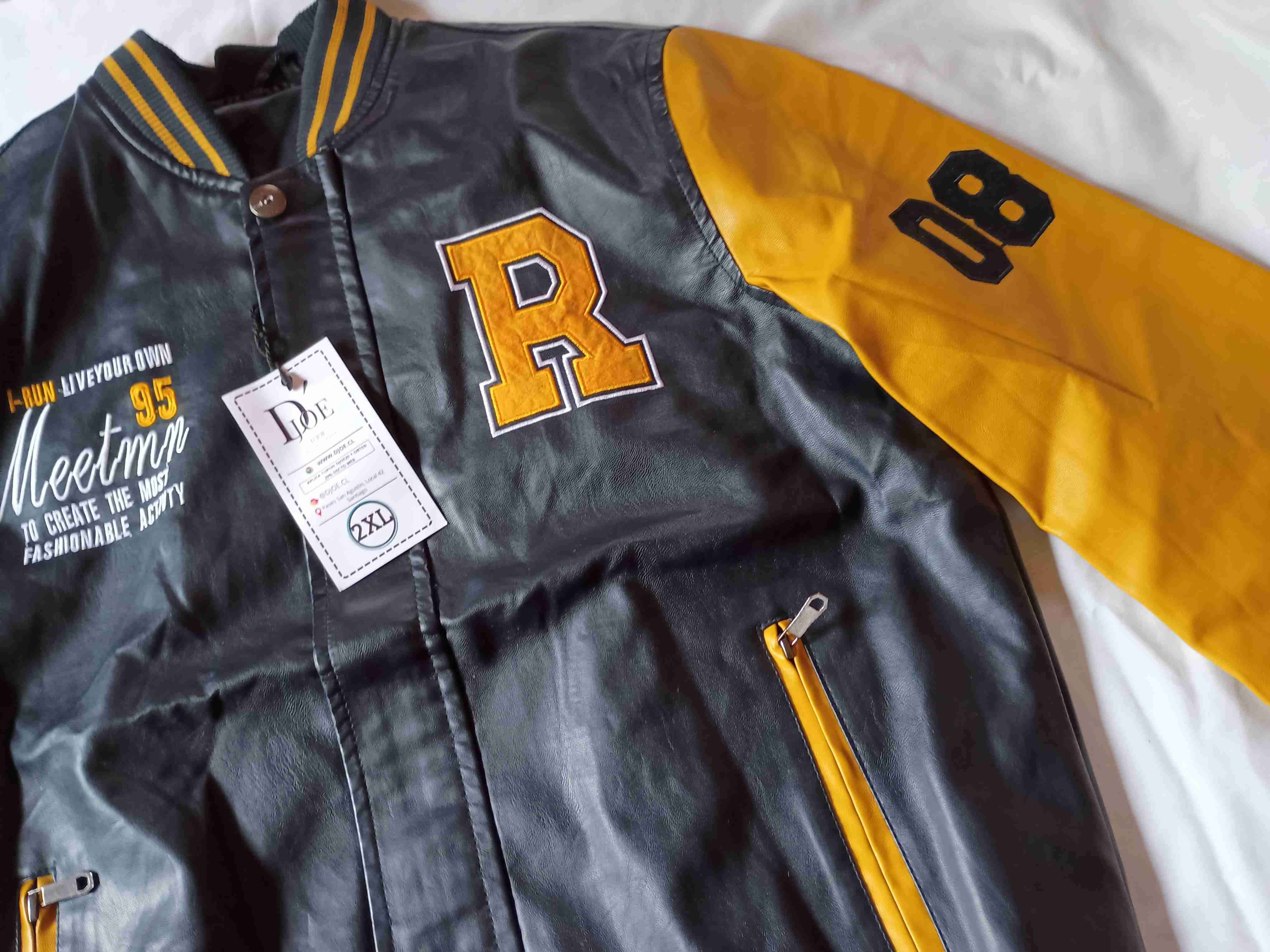 Chaqueta estilo varsity negro y amarillo - 2
