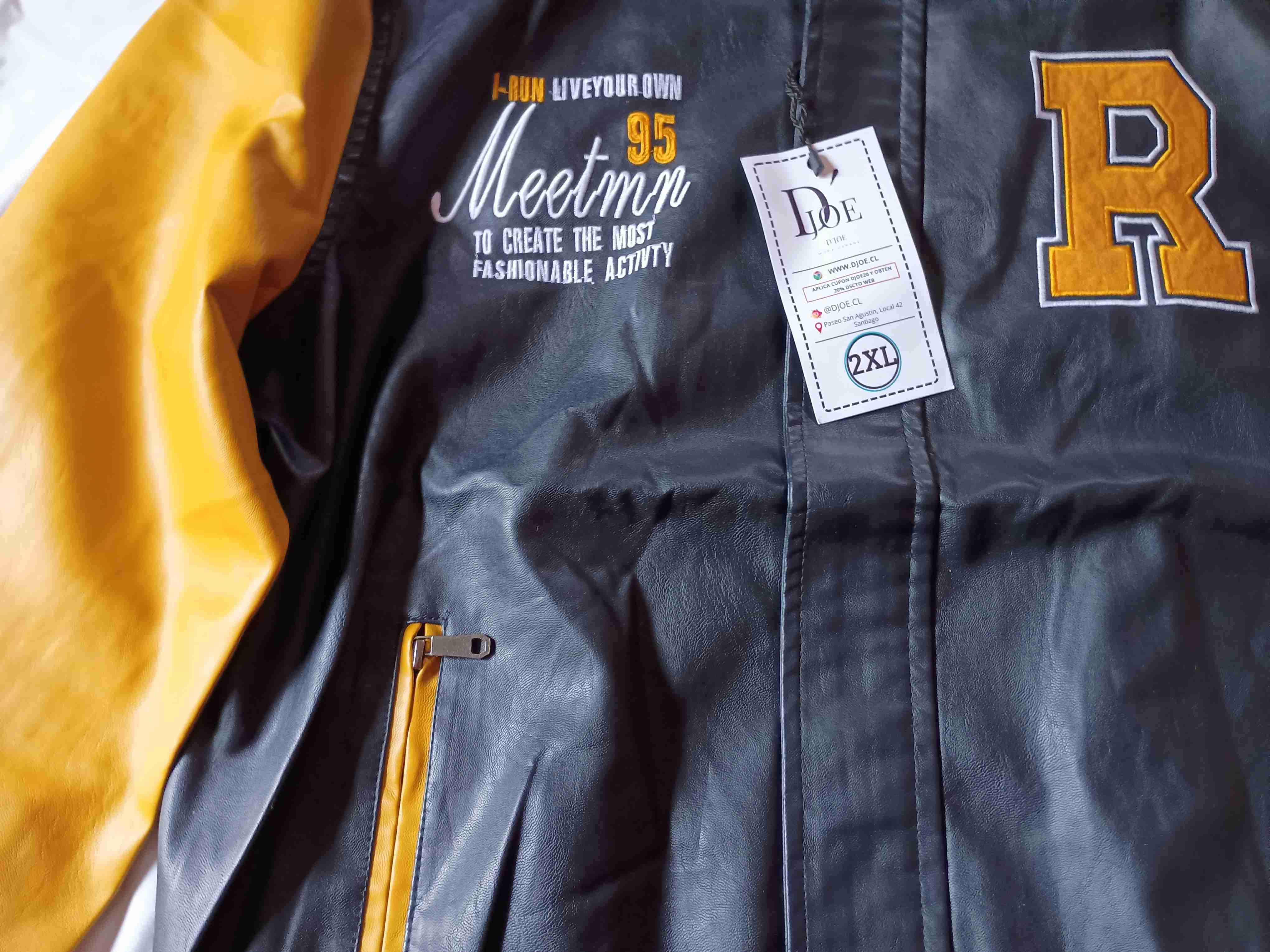 Chaqueta estilo varsity negro y amarillo - 3