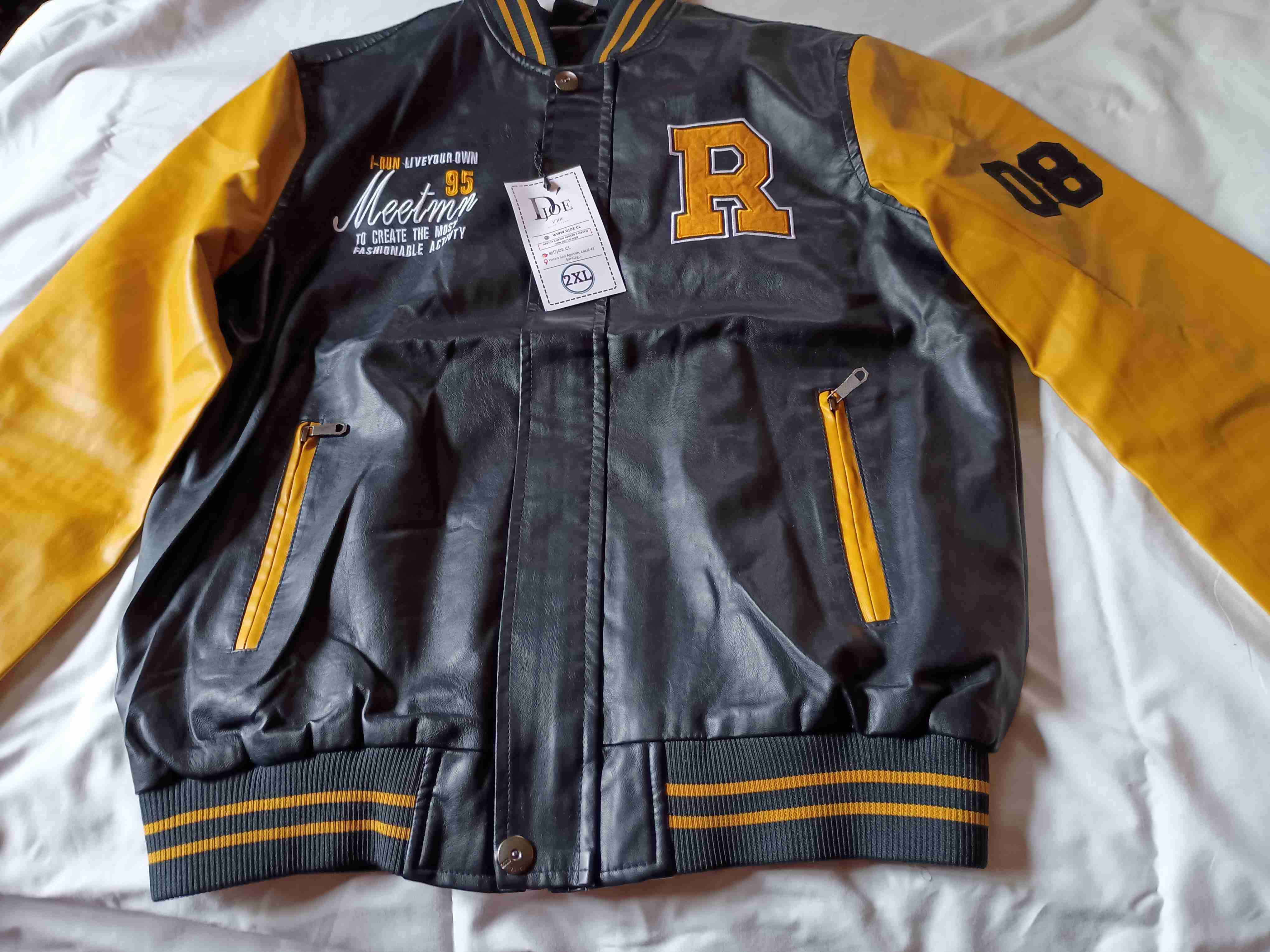 Chaqueta estilo varsity negro y amarillo - 4