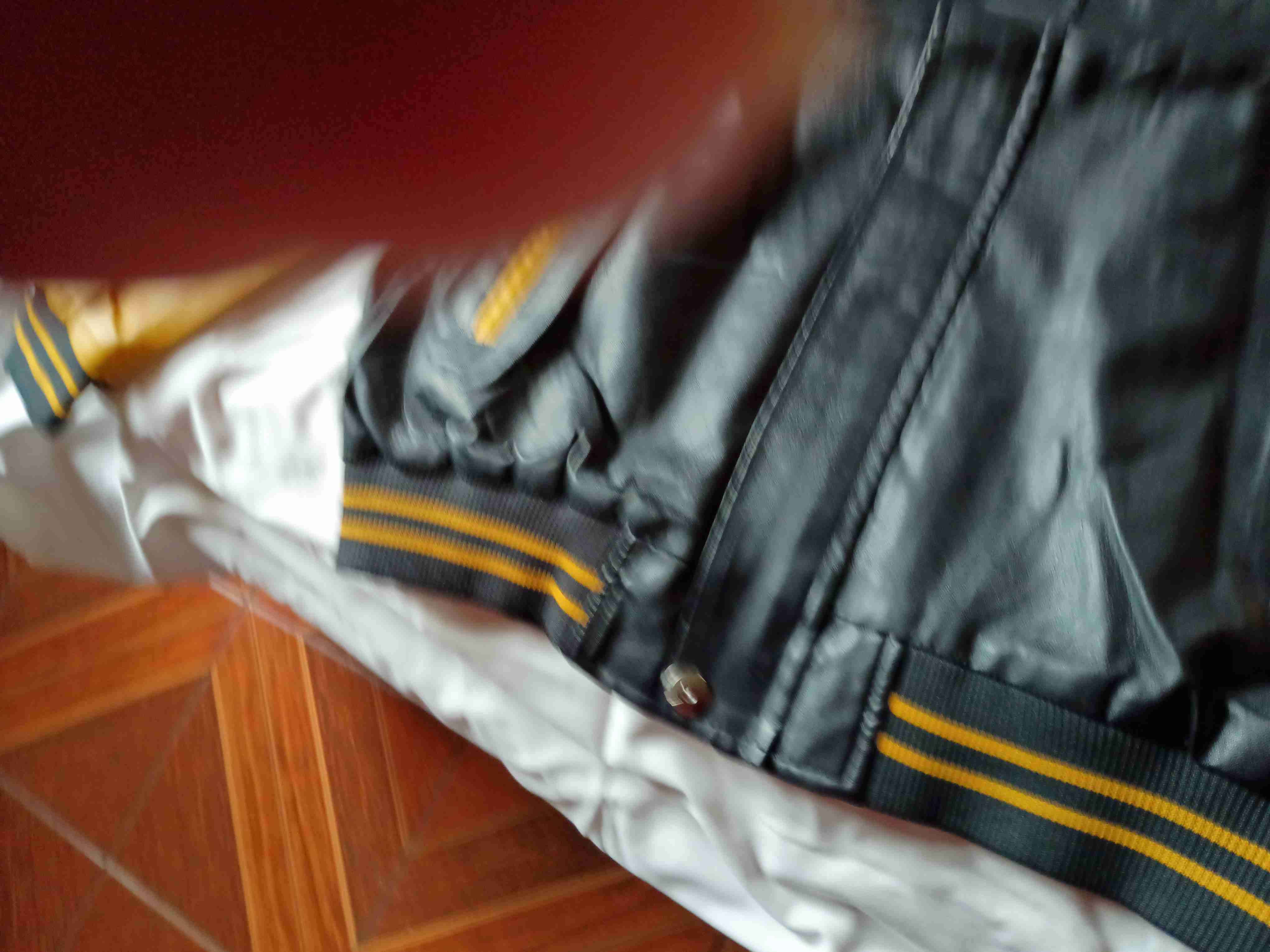 Chaqueta estilo varsity negro y amarillo - 5