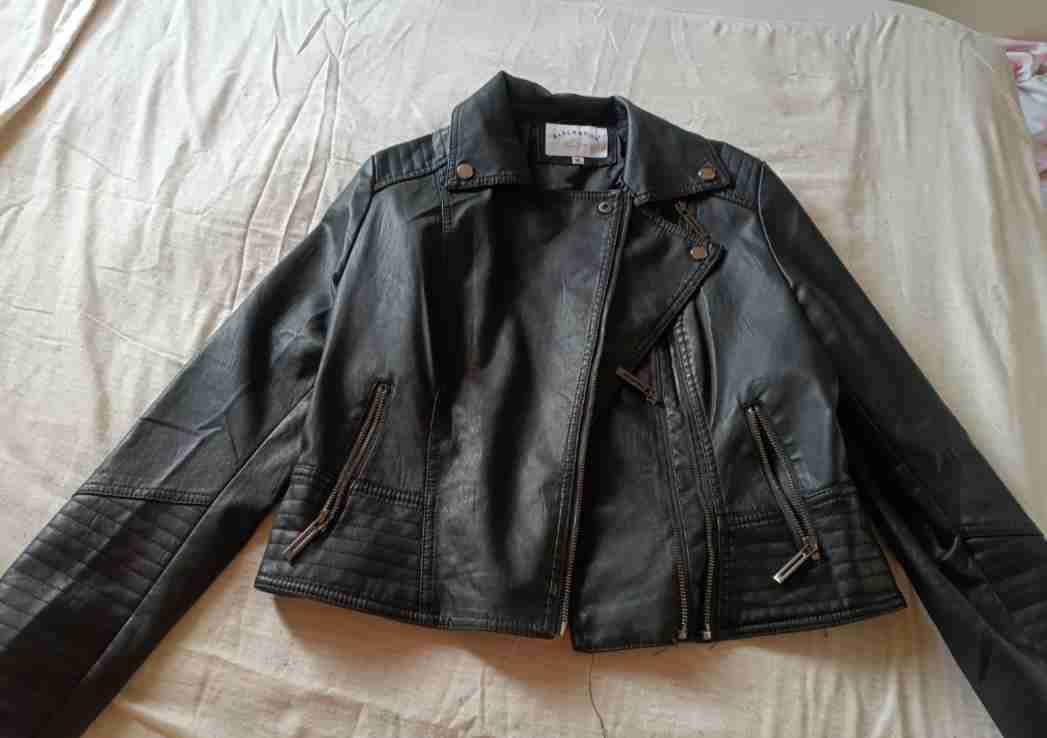 Chaqueta negra de cuero sintético