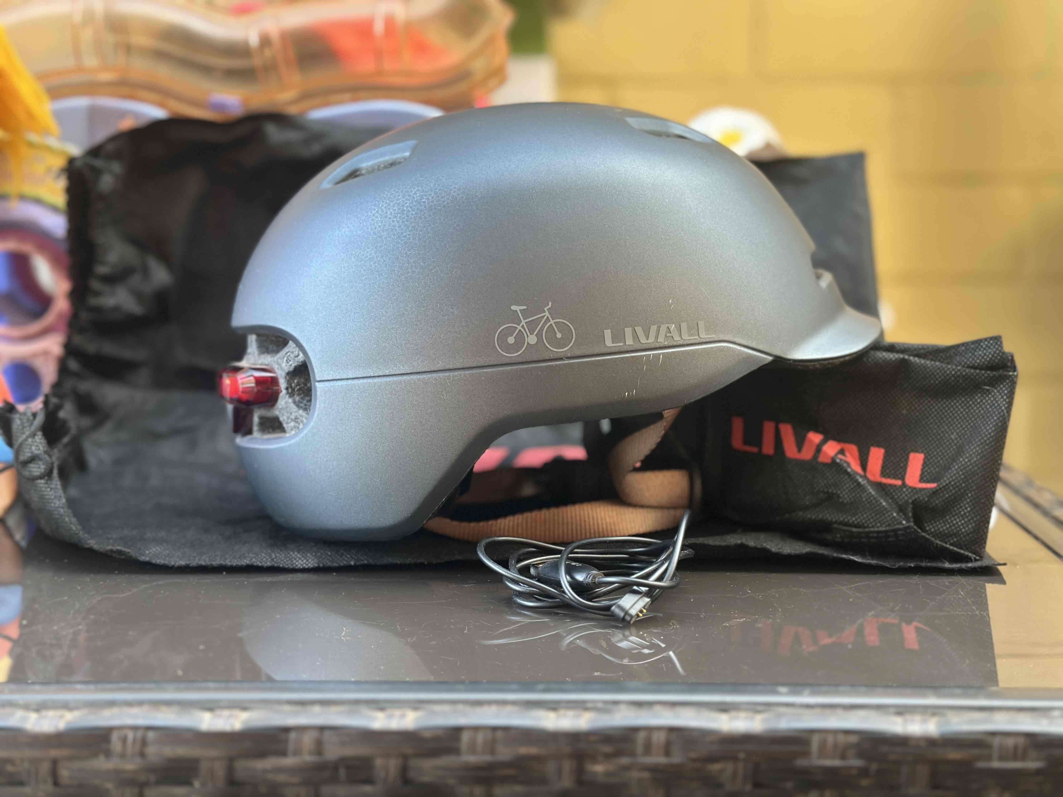 Casco Livall con luz LED - miniatura 1