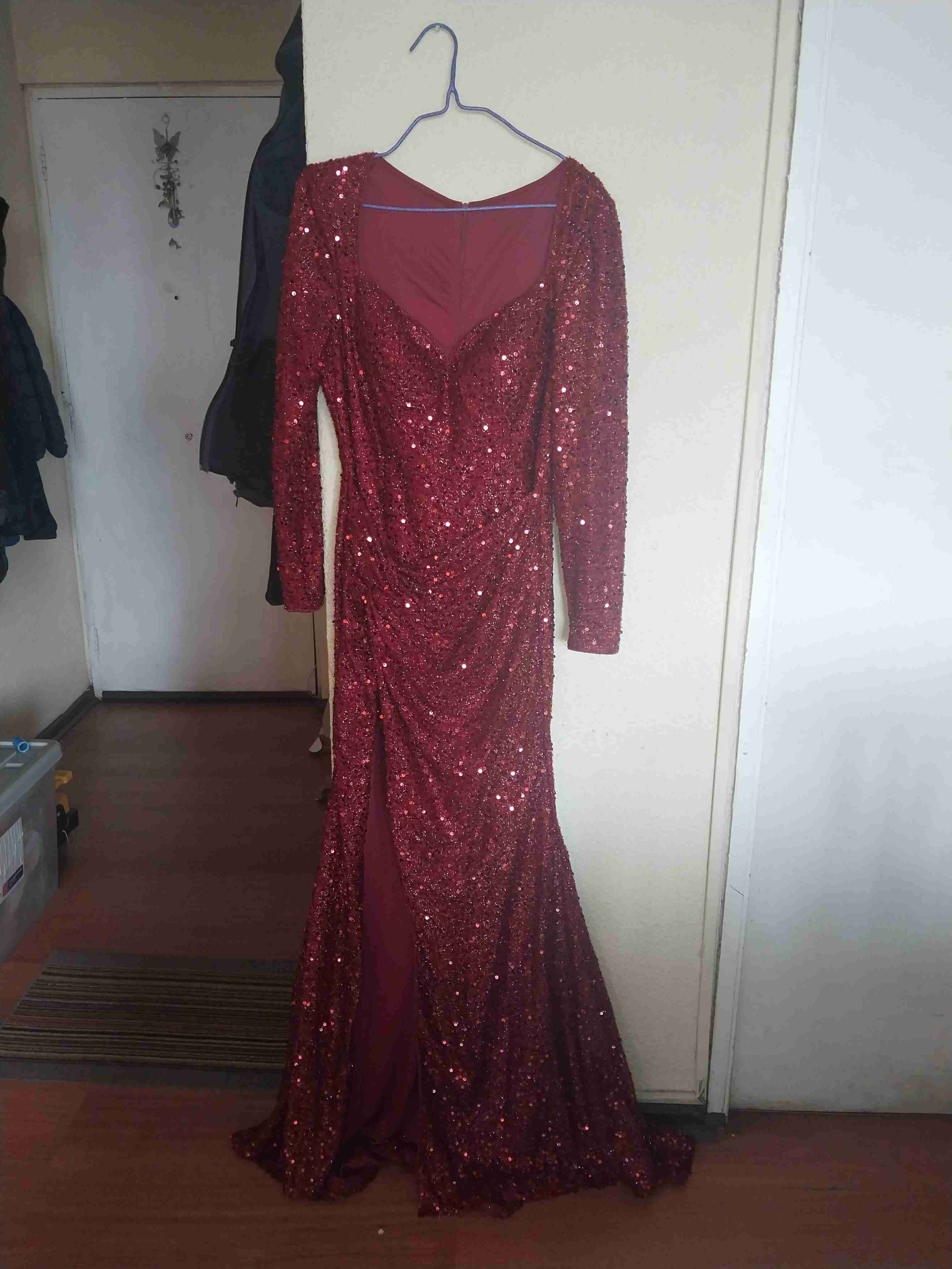 Vestido largo rojo con lentejuelas y vestido verde - miniatura 1